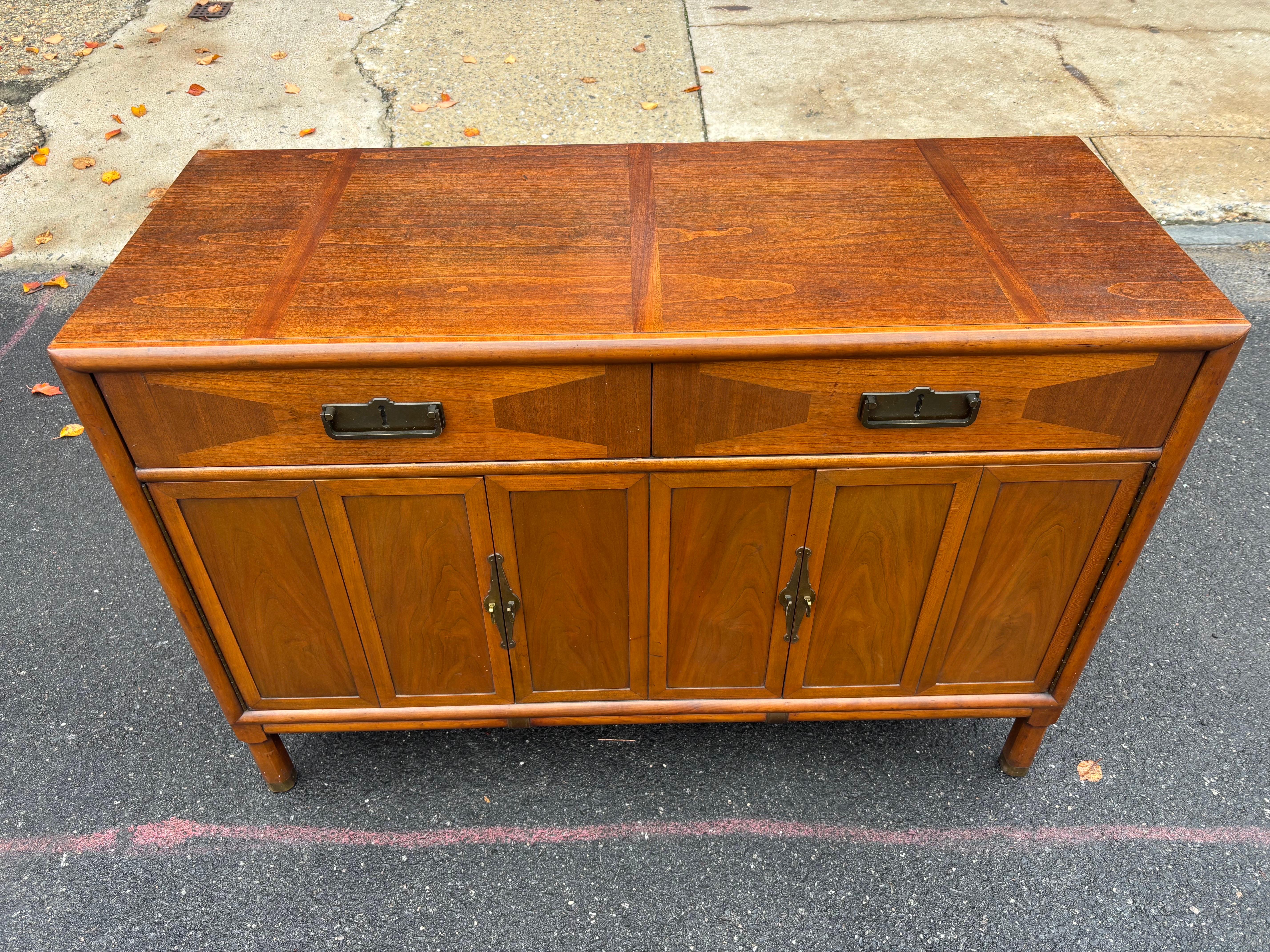 Buffet americano de nogal de los años 60 en venta 5