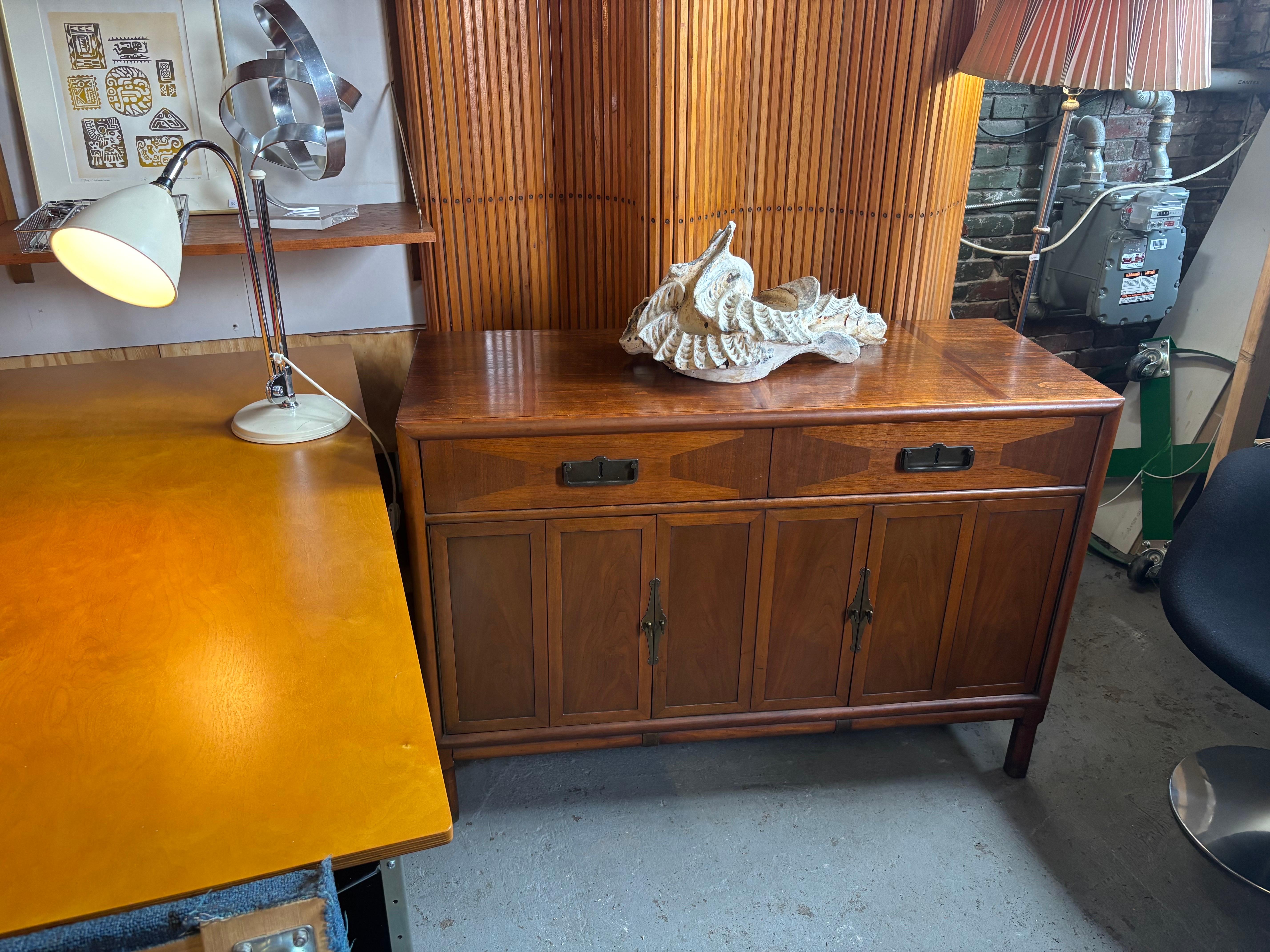 Buffet americano de nogal de los años 60 en venta 6