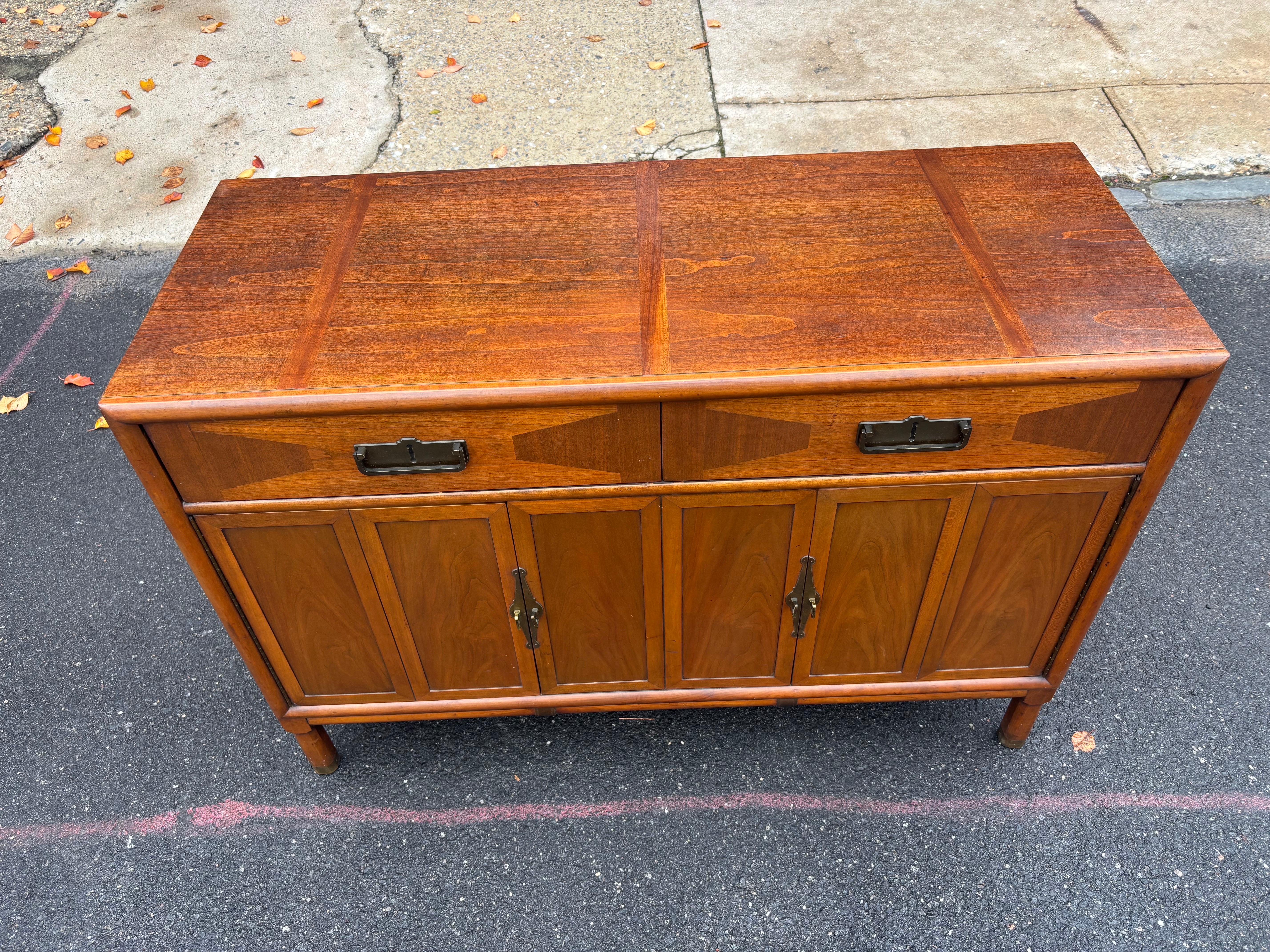 Buffet americano de nogal de los años 60 Moderno de mediados de siglo en venta