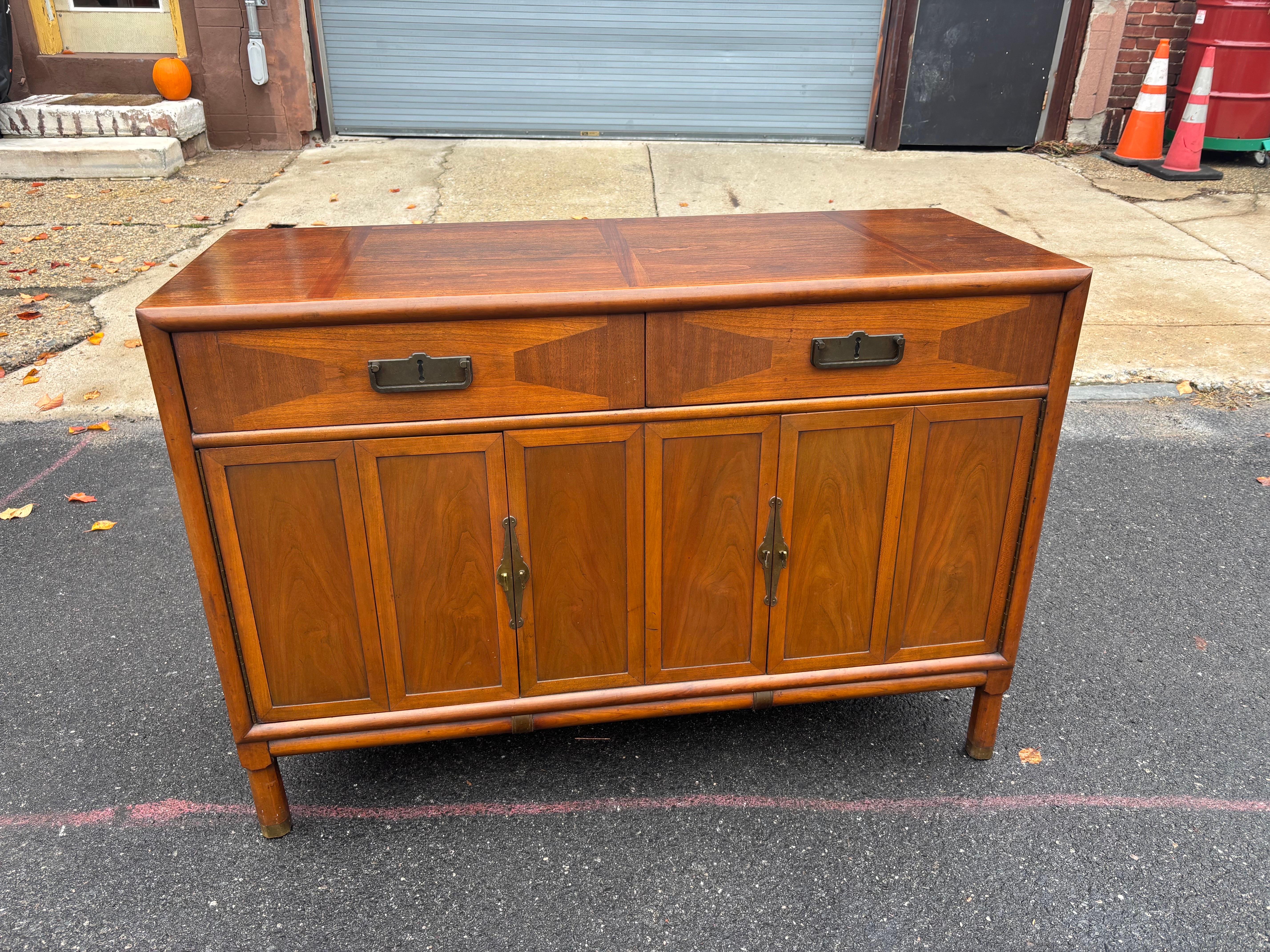 Buffet americano de nogal de los años 60 Estadounidense en venta