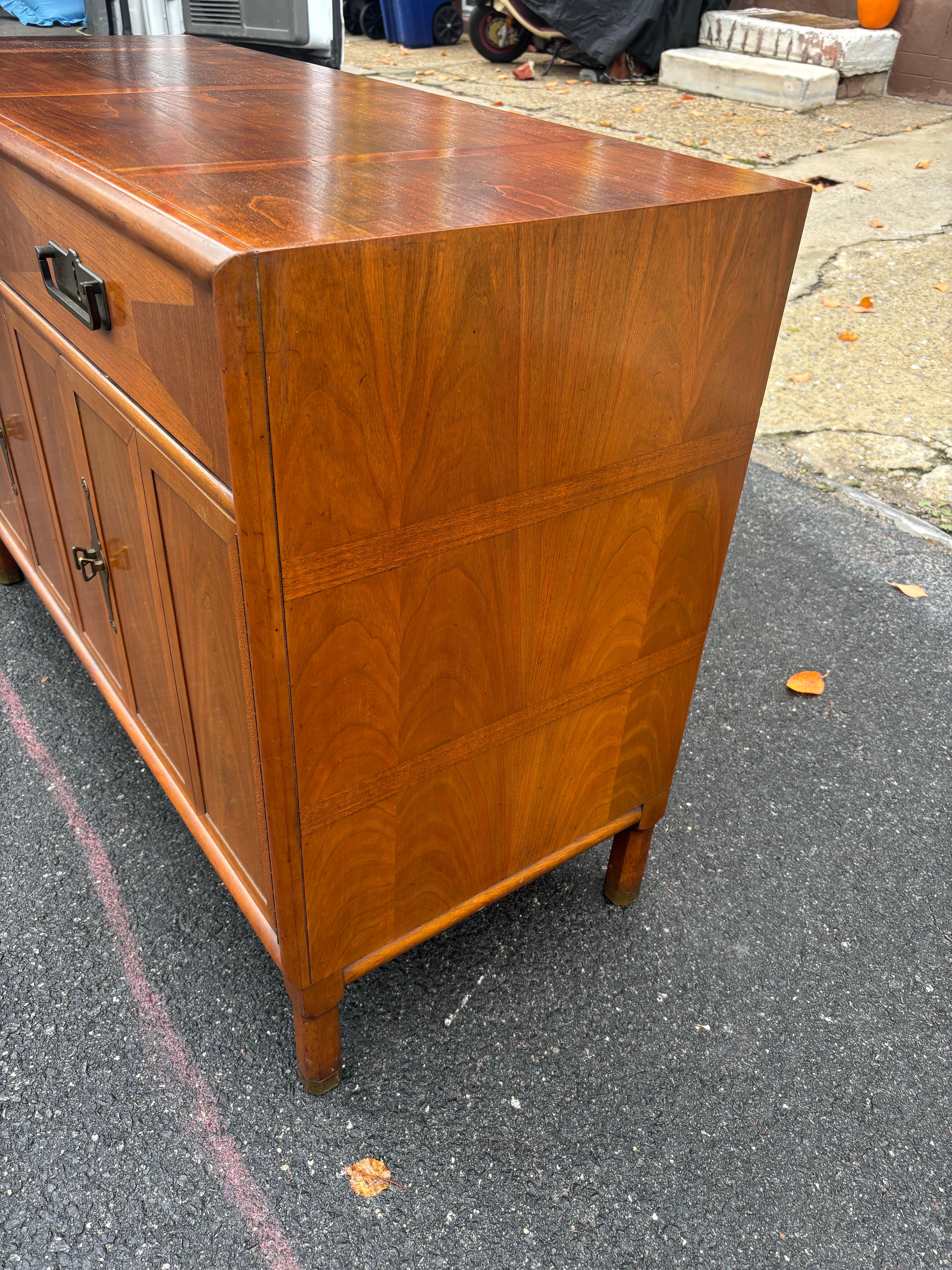 Buffet americano de nogal de los años 60 Hecho a máquina en venta