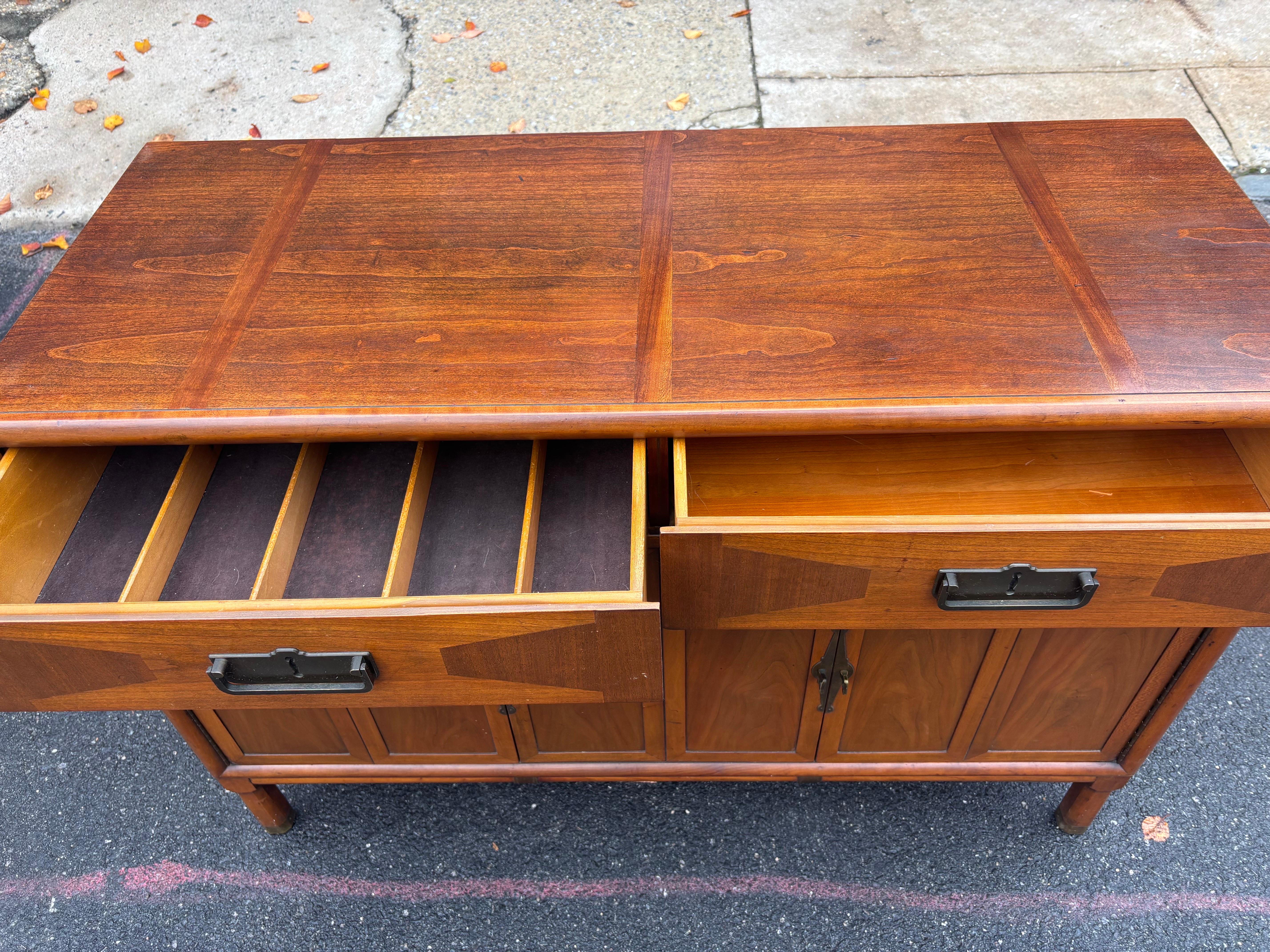 Buffet americano de nogal de los años 60 en Bueno estado para la venta en Philadelphia, PA