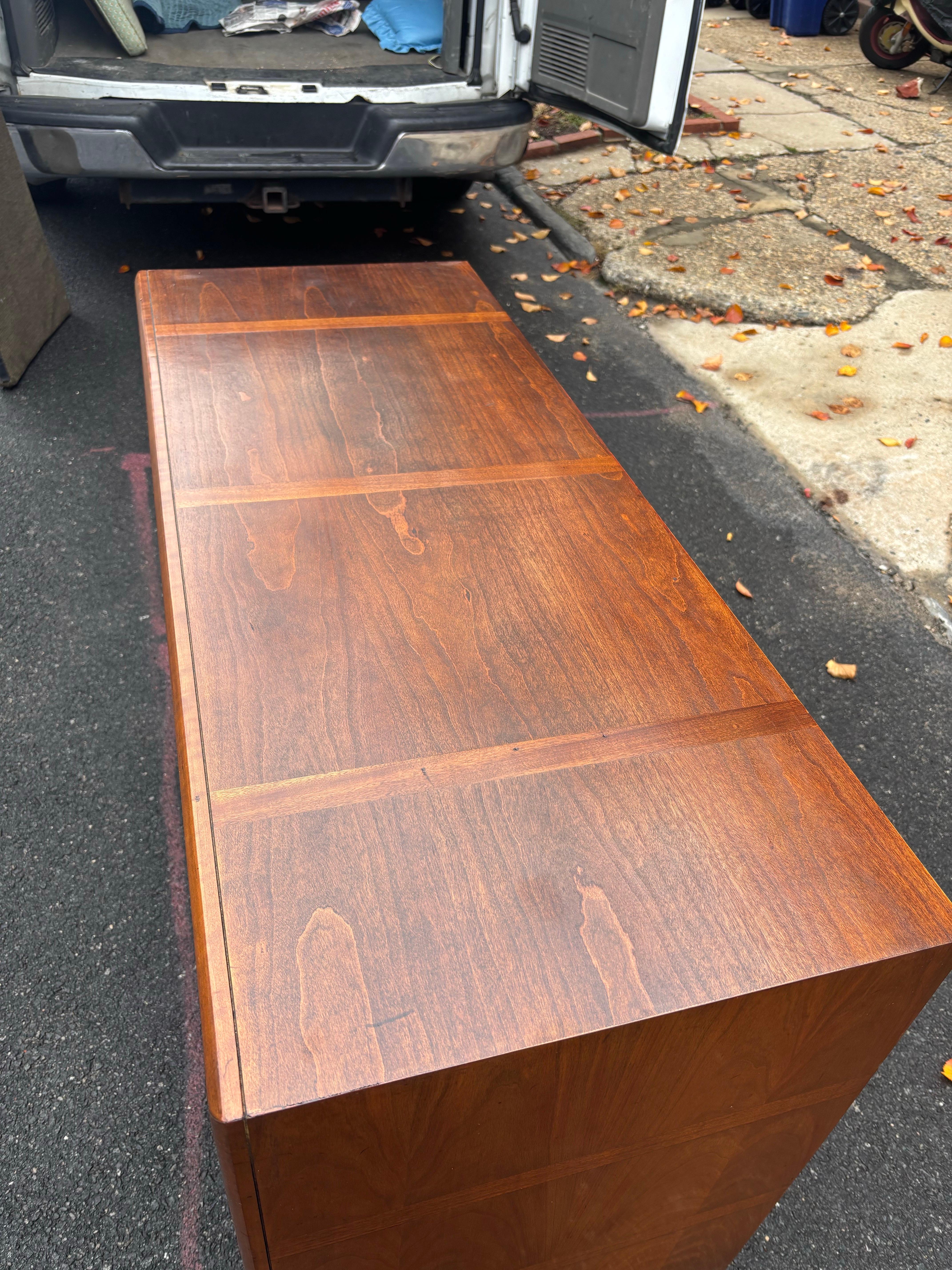 Buffet americano de nogal de los años 60 siglo XX en venta