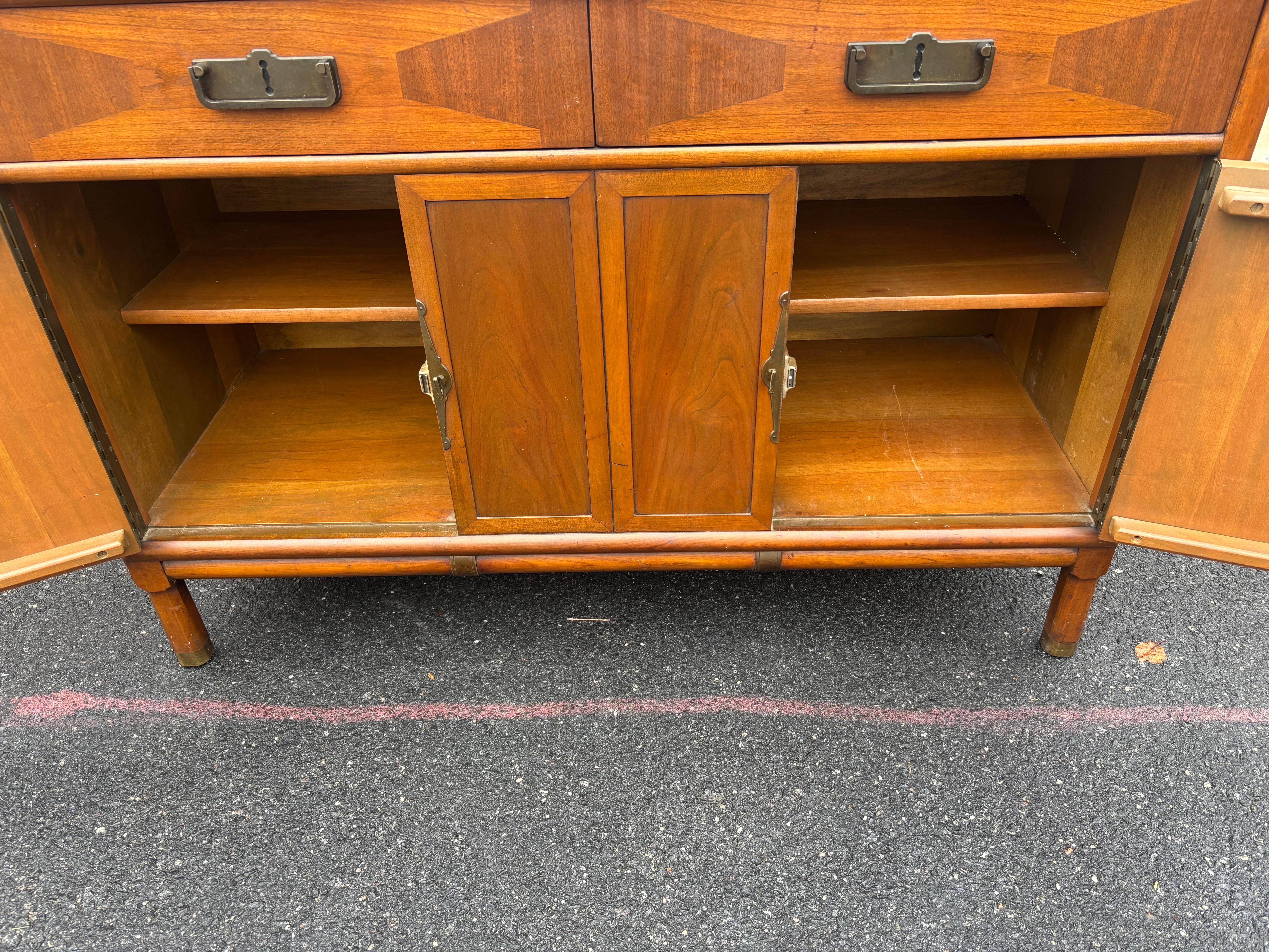 Buffet americano de nogal de los años 60 Nogal en venta