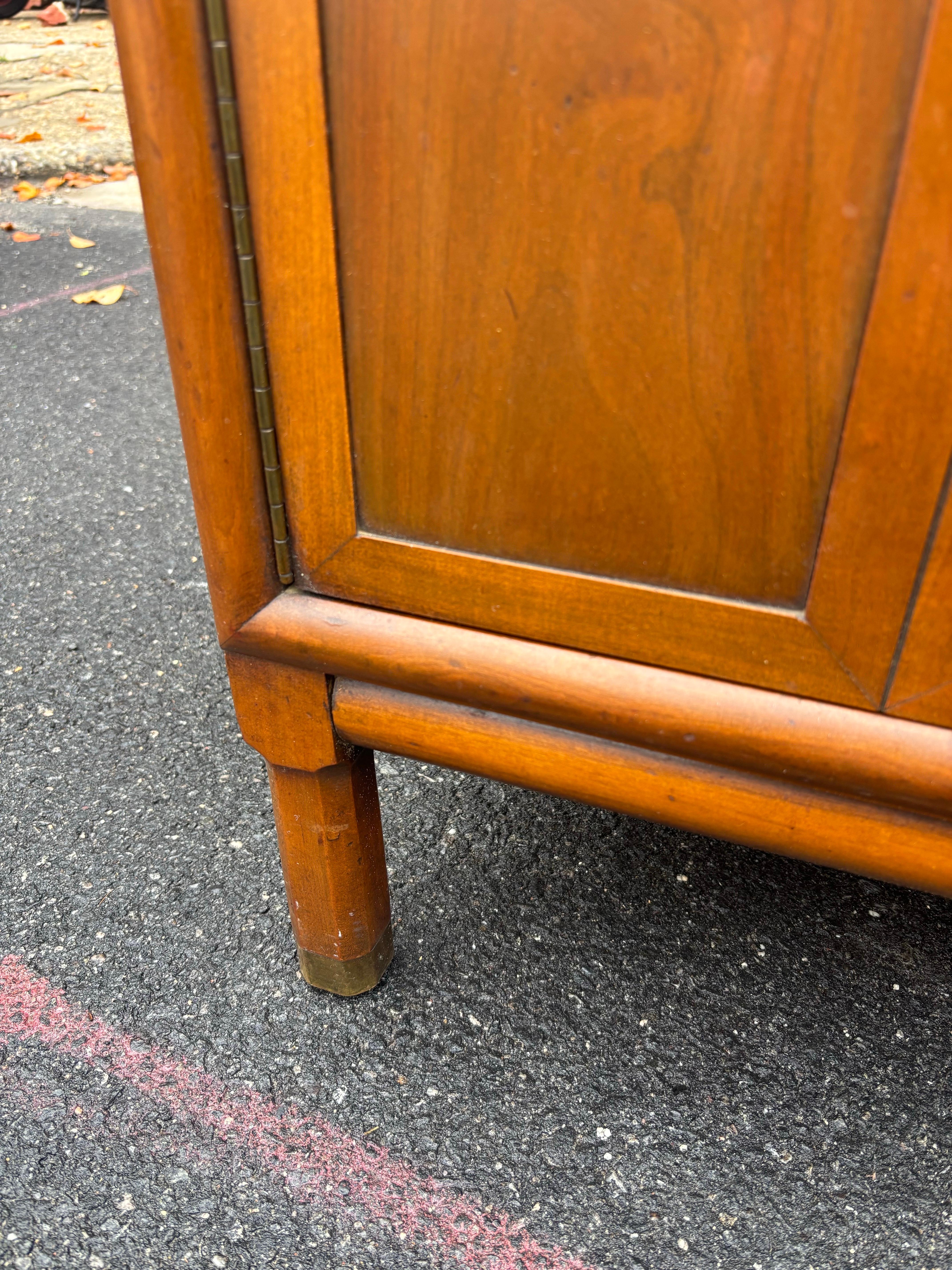 Buffet americano de nogal de los años 60 en venta 1