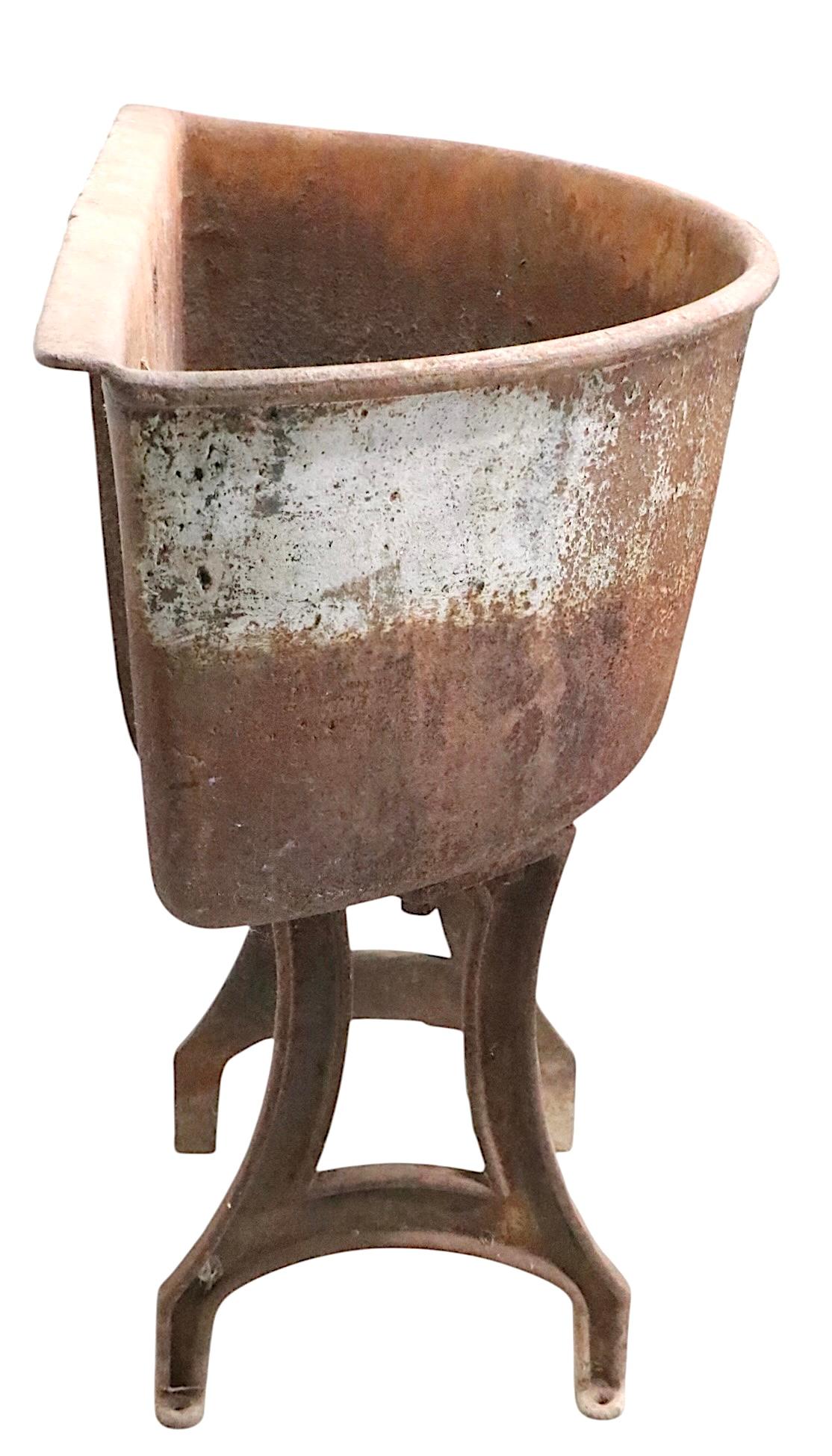 Amerikanisches 19. Jh. Gusseisernes Waschbecken auf Originalfüßen im Angebot 2