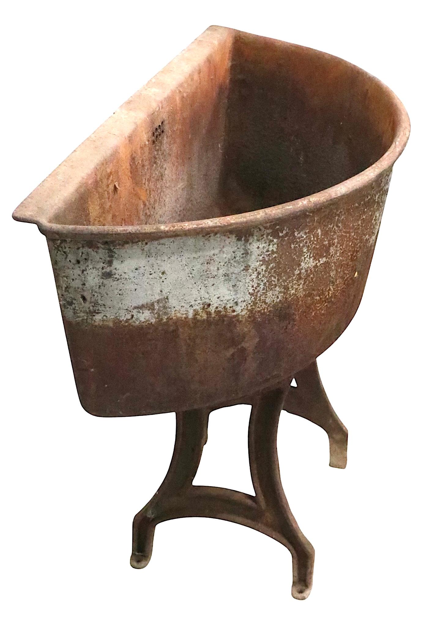 Amerikanisches 19. Jh. Gusseisernes Waschbecken auf Originalfüßen im Angebot 3
