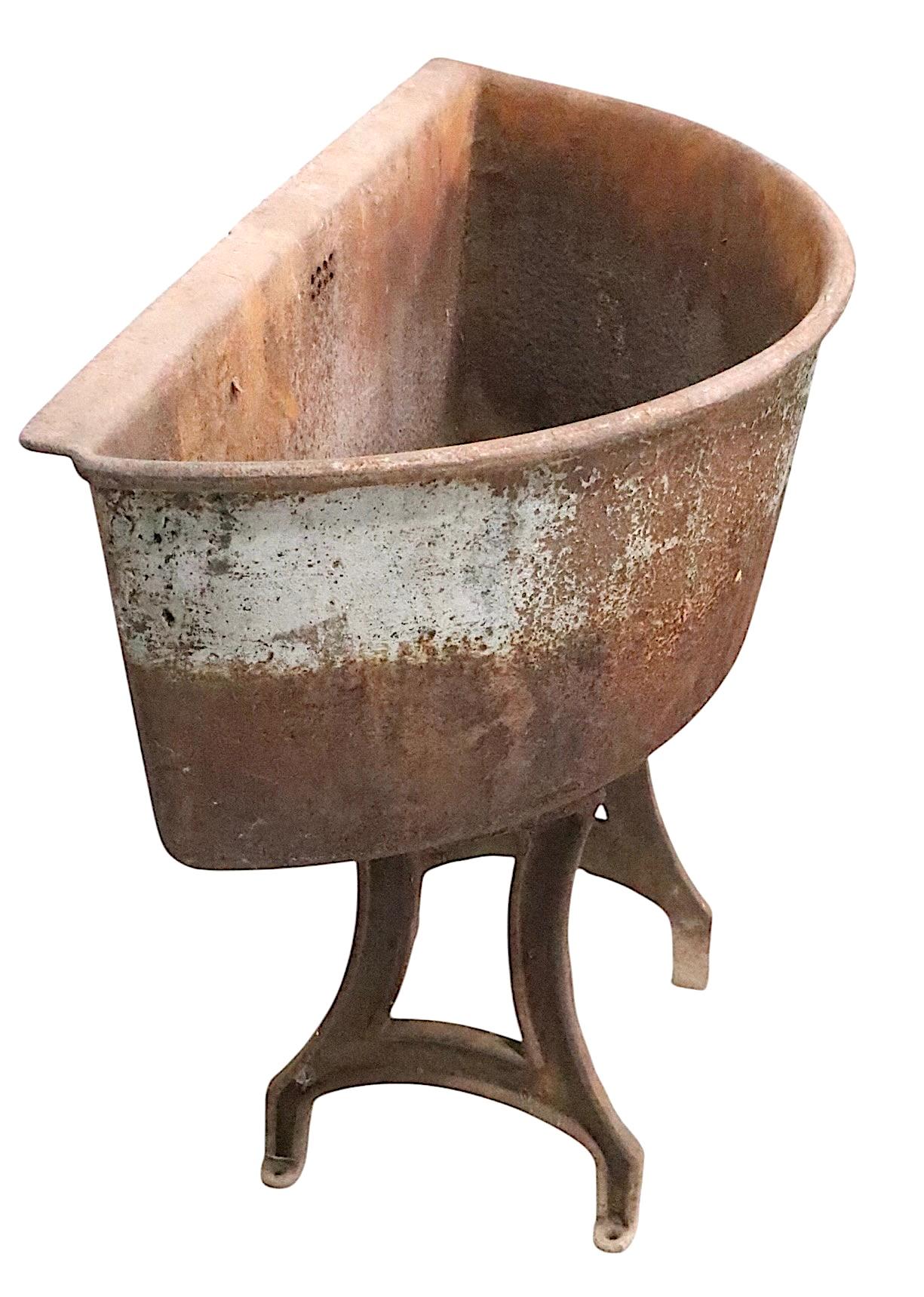 Amerikanisches 19. Jh. Gusseisernes Waschbecken auf Originalfüßen im Angebot 4