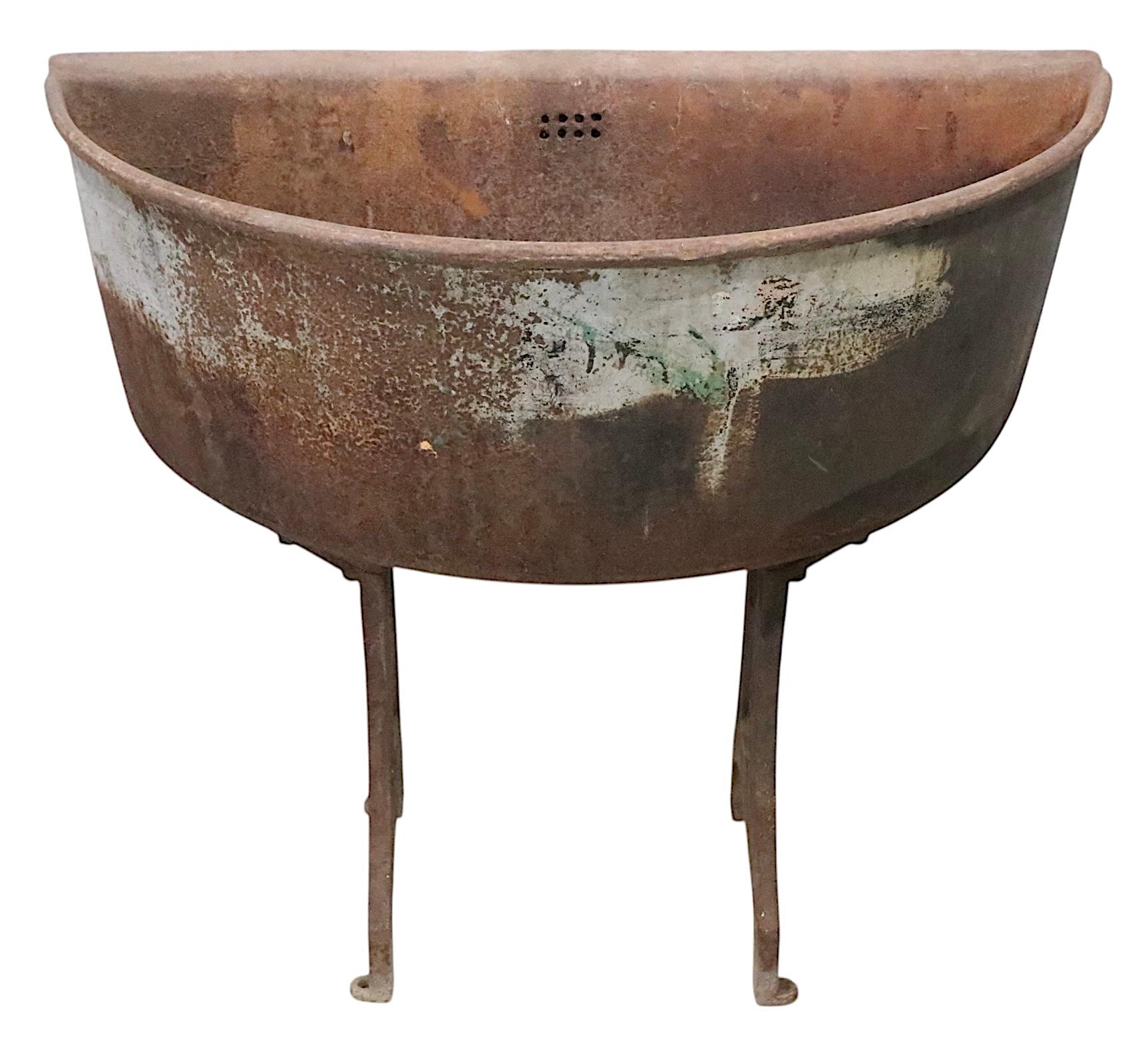 Amerikanisches 19. Jh. Gusseisernes Waschbecken auf Originalfüßen im Angebot 7