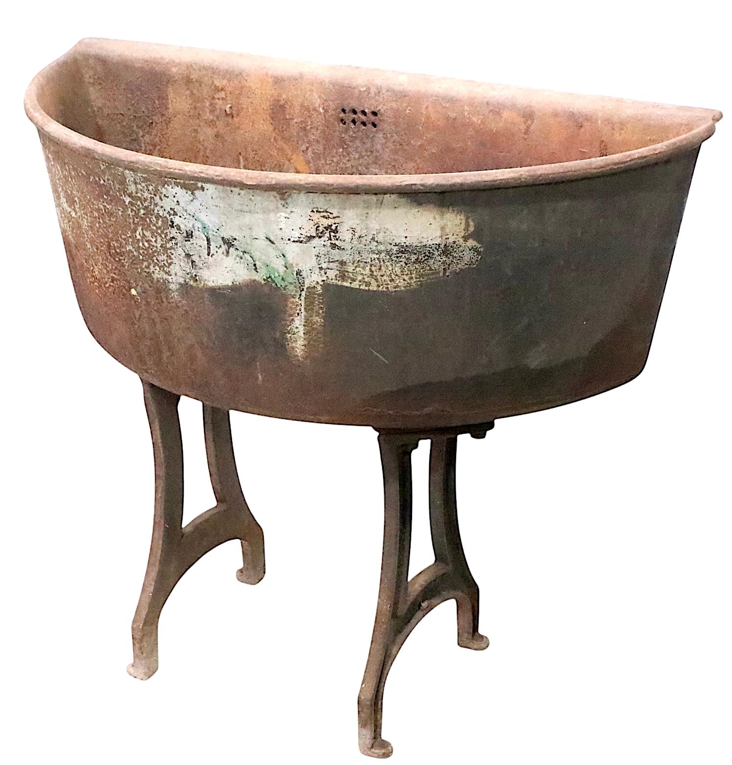 Amerikanisches 19. Jh. Gusseisernes Waschbecken auf Originalfüßen im Angebot 8