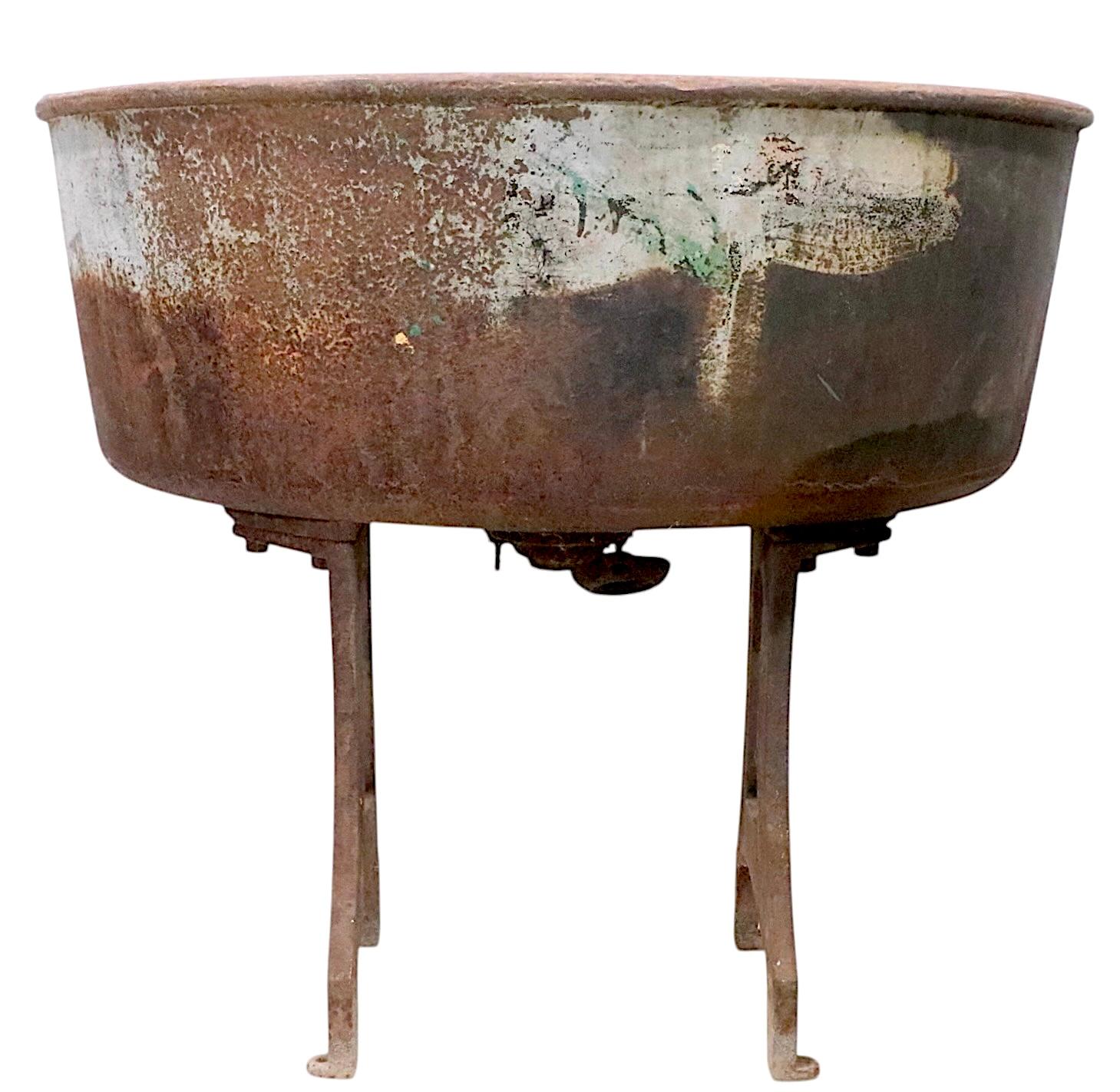 Amerikanisches 19. Jh. Gusseisernes Waschbecken auf Originalfüßen im Angebot 9