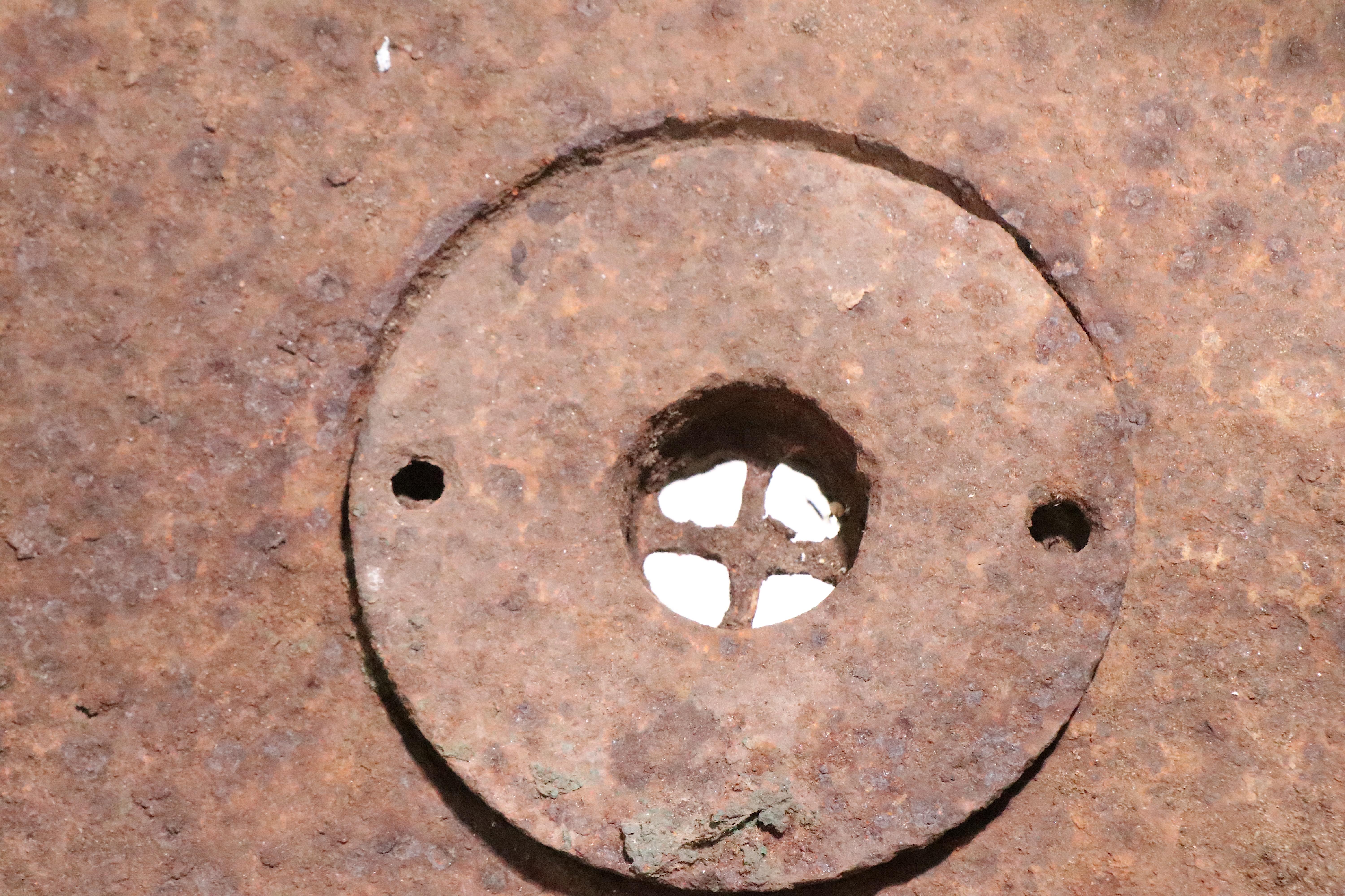 Rustikales gusseisernes Waschbecken im Landhausstil auf original gusseisernen Beinen. Strukturell solide und robust, zeigt allover Rost Oberfläche, normal und im Einklang mit Alter. 
 Ursprünglich für den Einsatz auf einem Bauernhof entworfen,