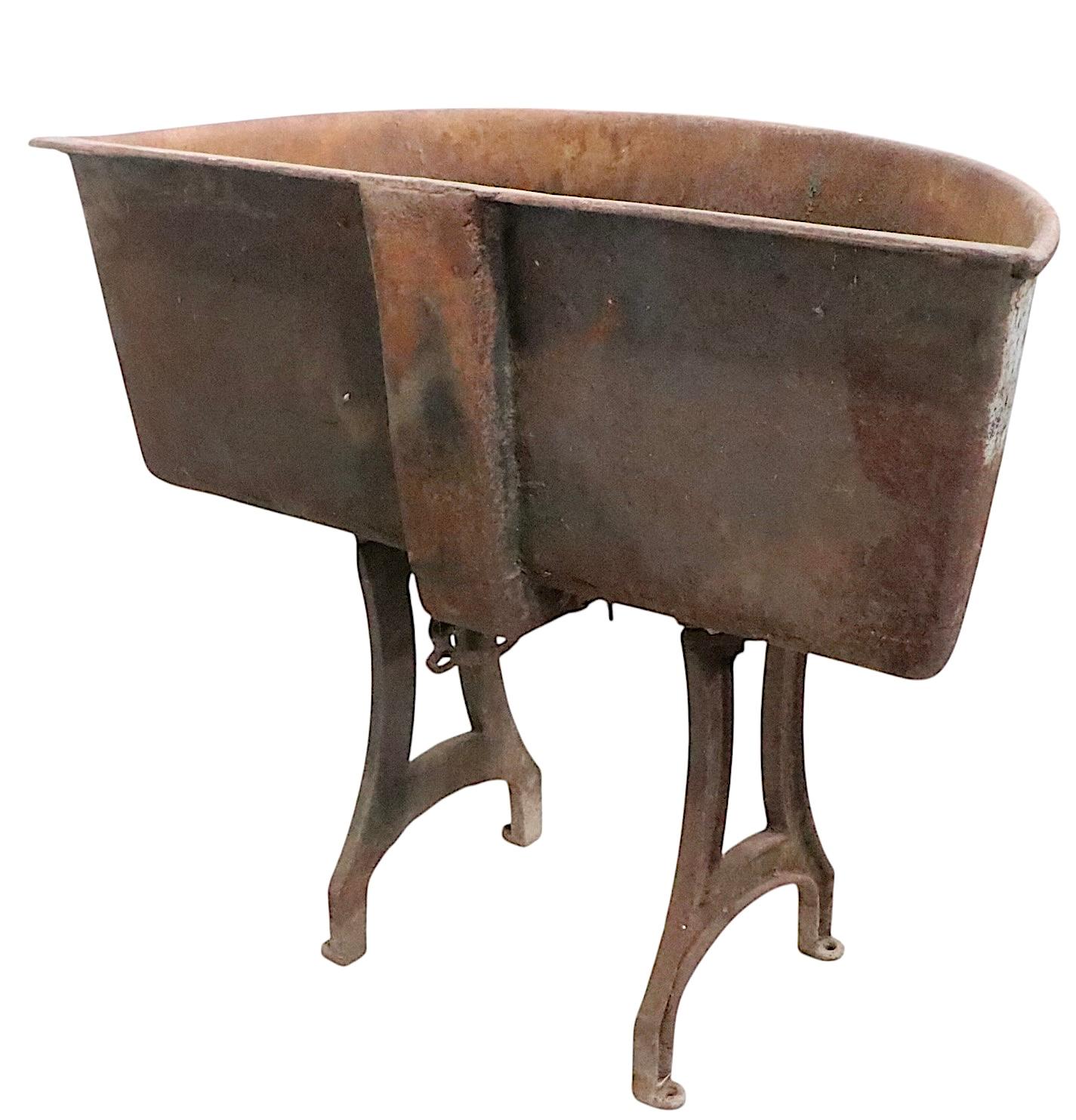 Amerikanisches 19. Jh. Gusseisernes Waschbecken auf Originalfüßen (amerikanisch) im Angebot