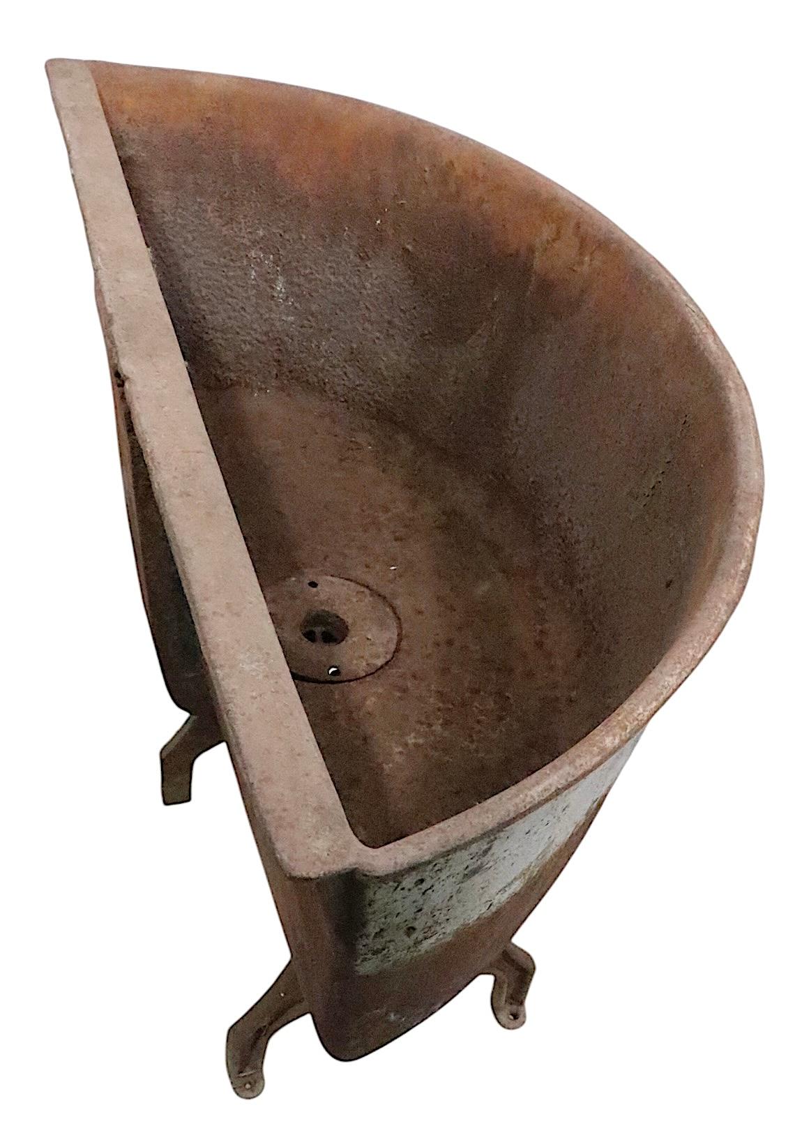 Amerikanisches 19. Jh. Gusseisernes Waschbecken auf Originalfüßen (19. Jahrhundert) im Angebot