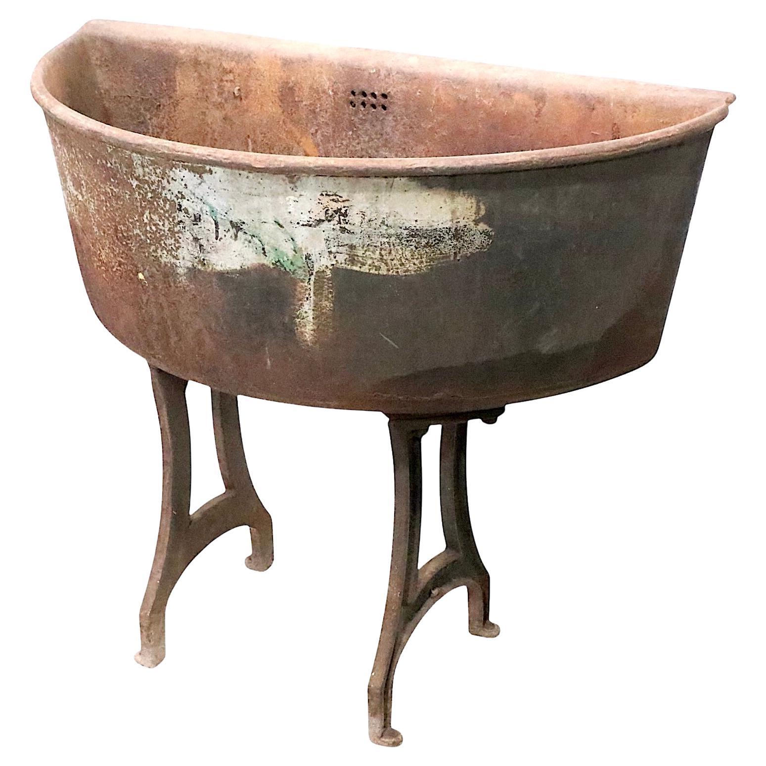 Amerikanisches 19. Jh. Gusseisernes Waschbecken auf Originalfüßen im Angebot