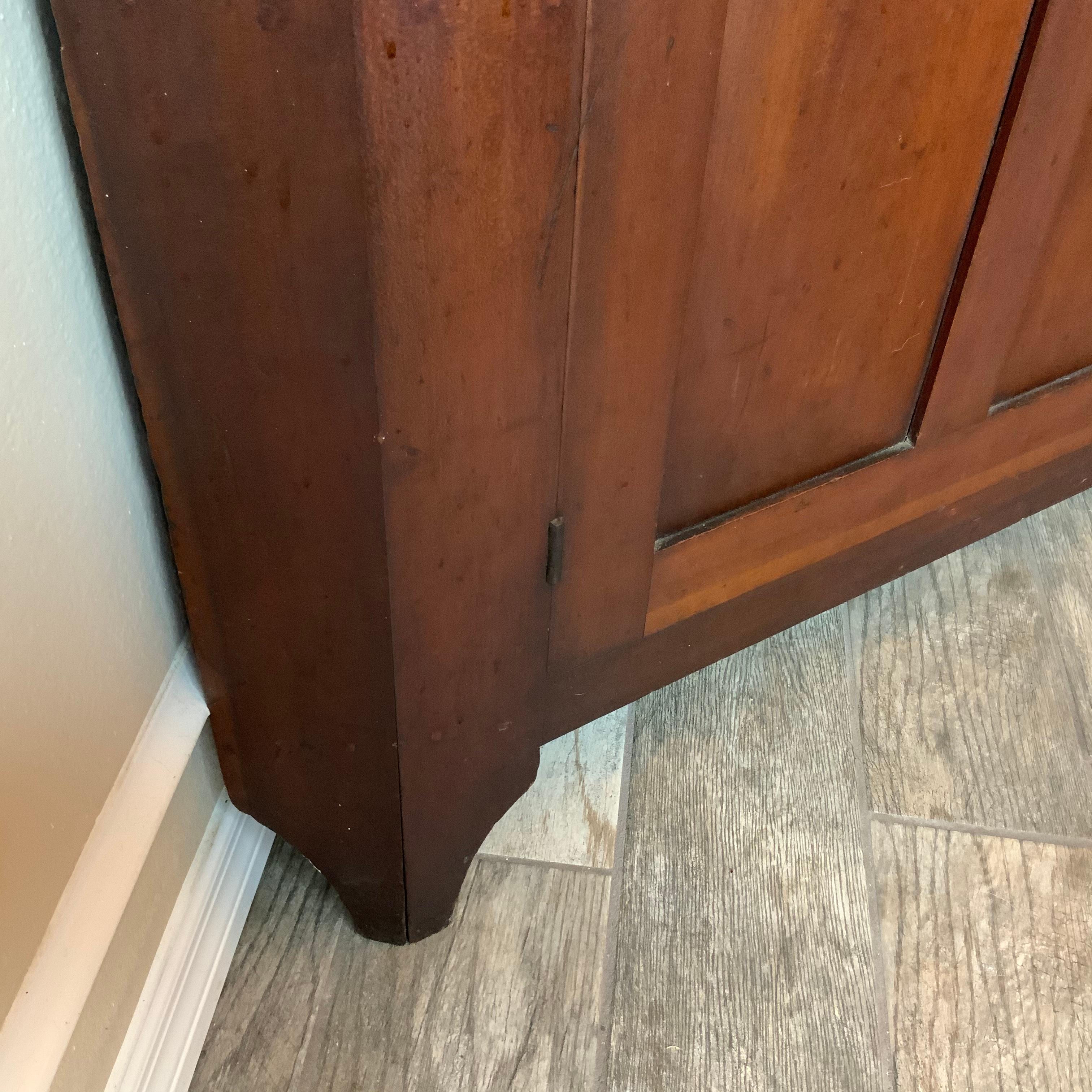 Armoire d'angle américaine du 19ème siècle en 2 parties en cerisier en vente 2