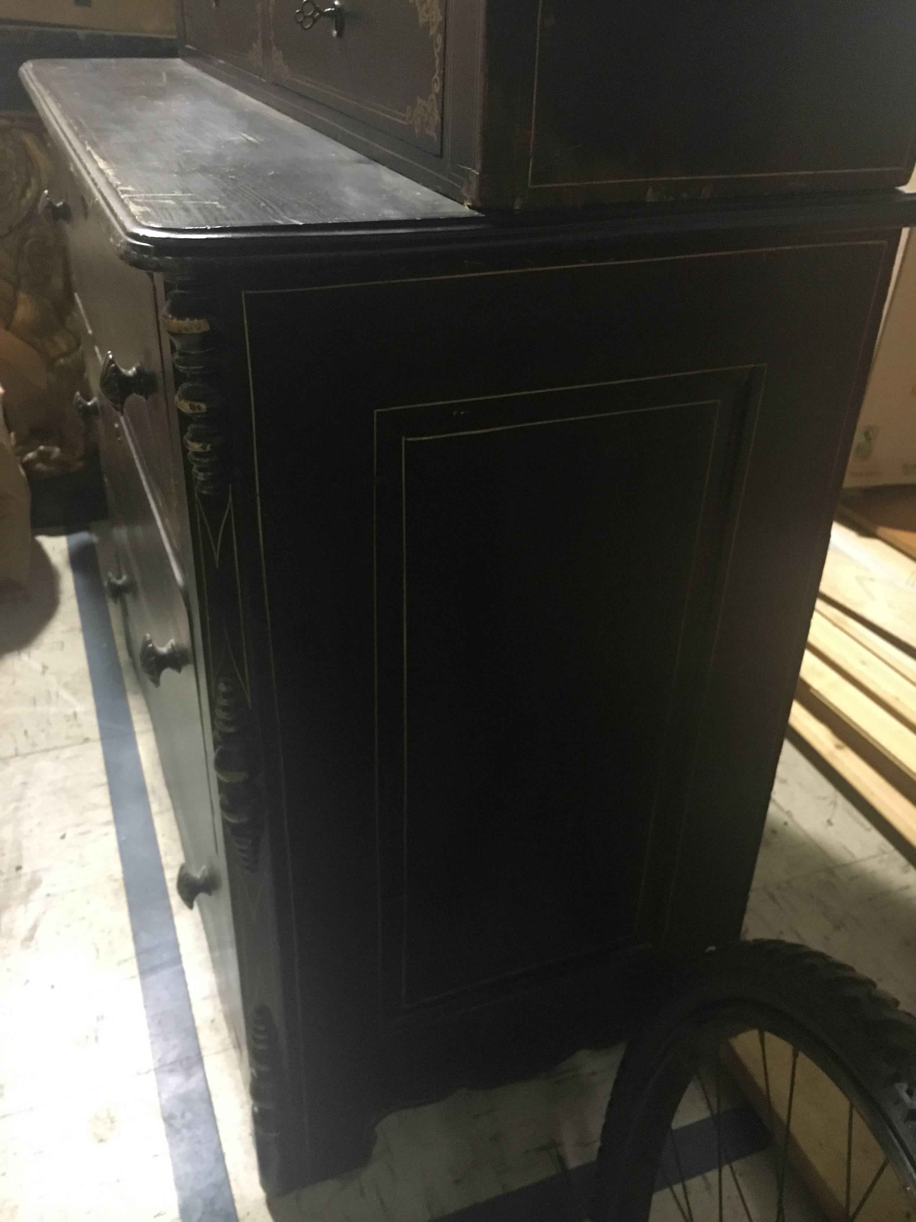 American 19th Century Cupboard with Original Paint In Excellent Condition In Buchanan, MI