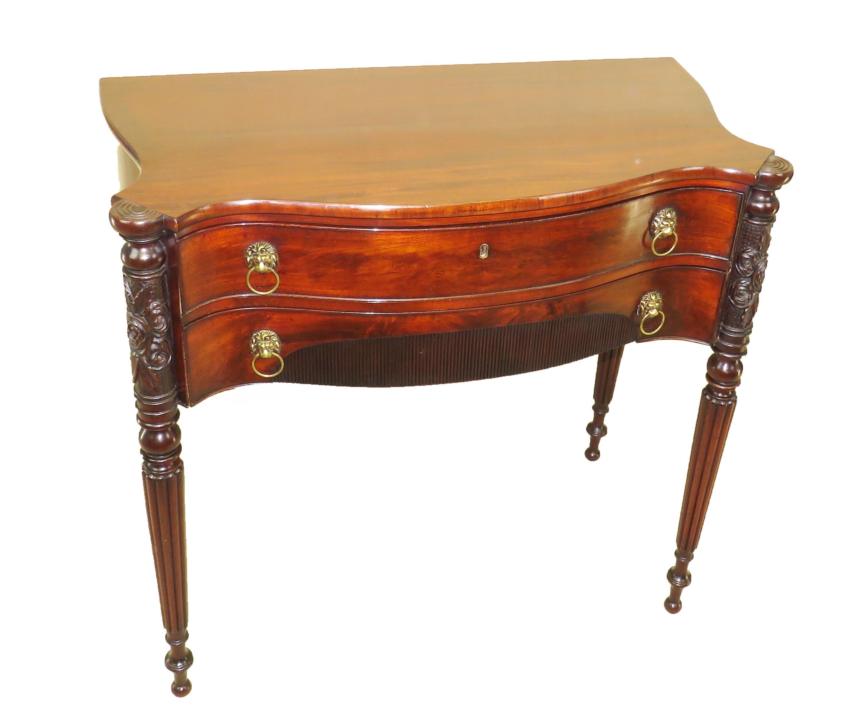 American 19th Century Federal Mahogany Serpentine Table In Good Condition For Sale In Bedfordshire, GB