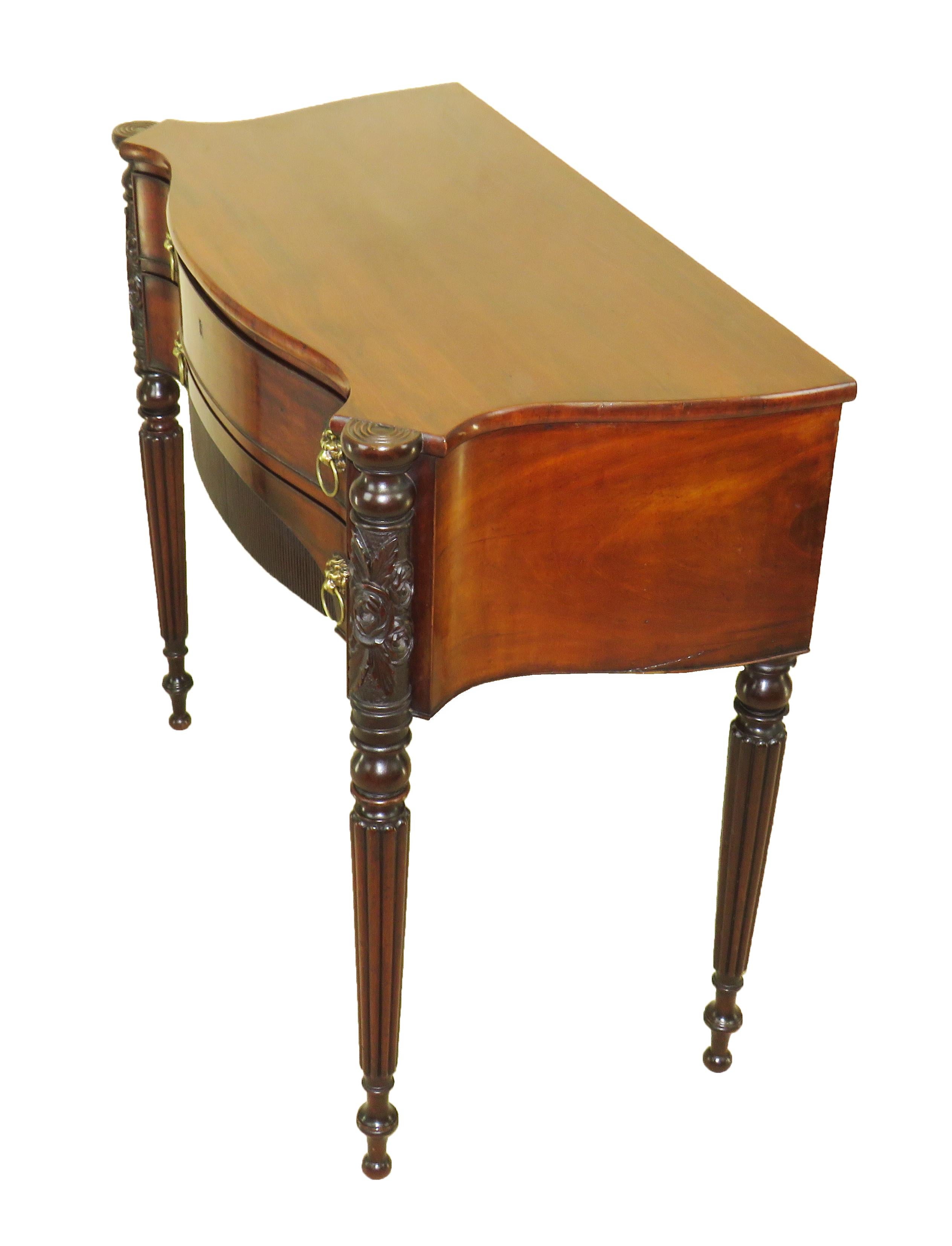 Table serpentine américaine fédérale du 19ème siècle en acajou en vente 1