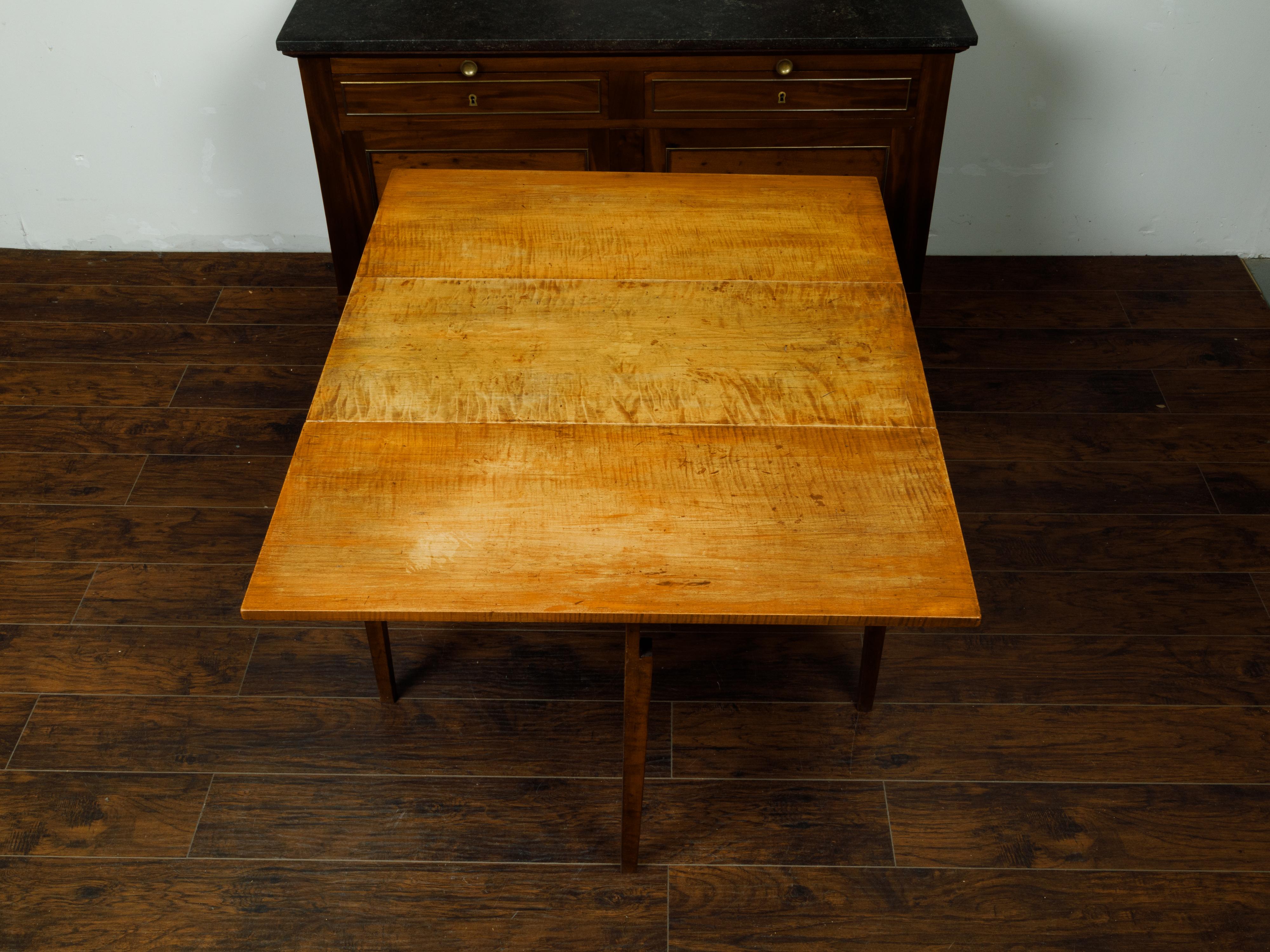 Amerikanischer amerikanischer Ahorn-Tisch aus dem 19. Jahrhundert mit konisch zulaufenden Beinen (Ahornholz) im Angebot