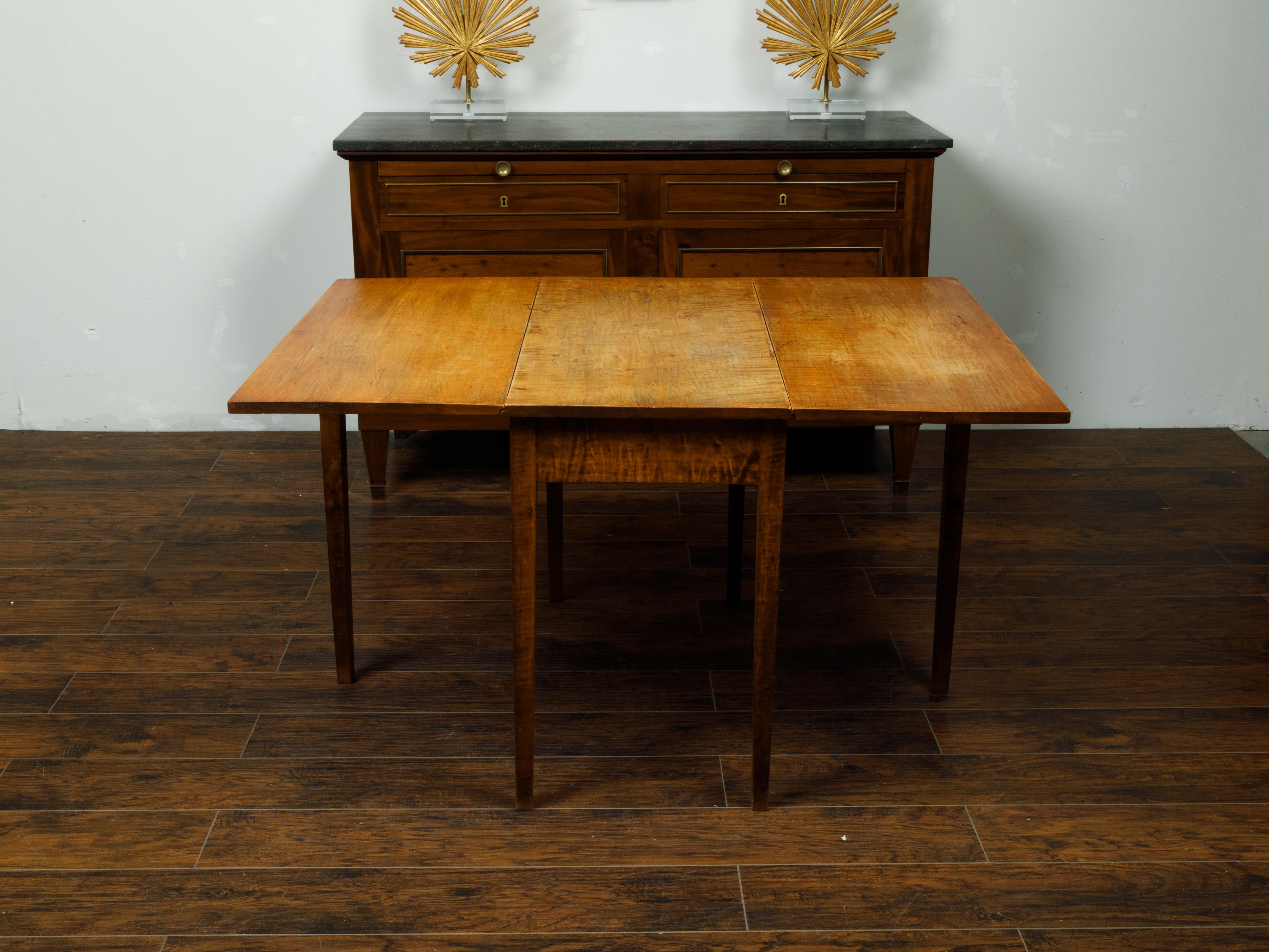 American 19th Century Maple Drop-Leaf Table with Tapered Legs In Good Condition For Sale In Atlanta, GA