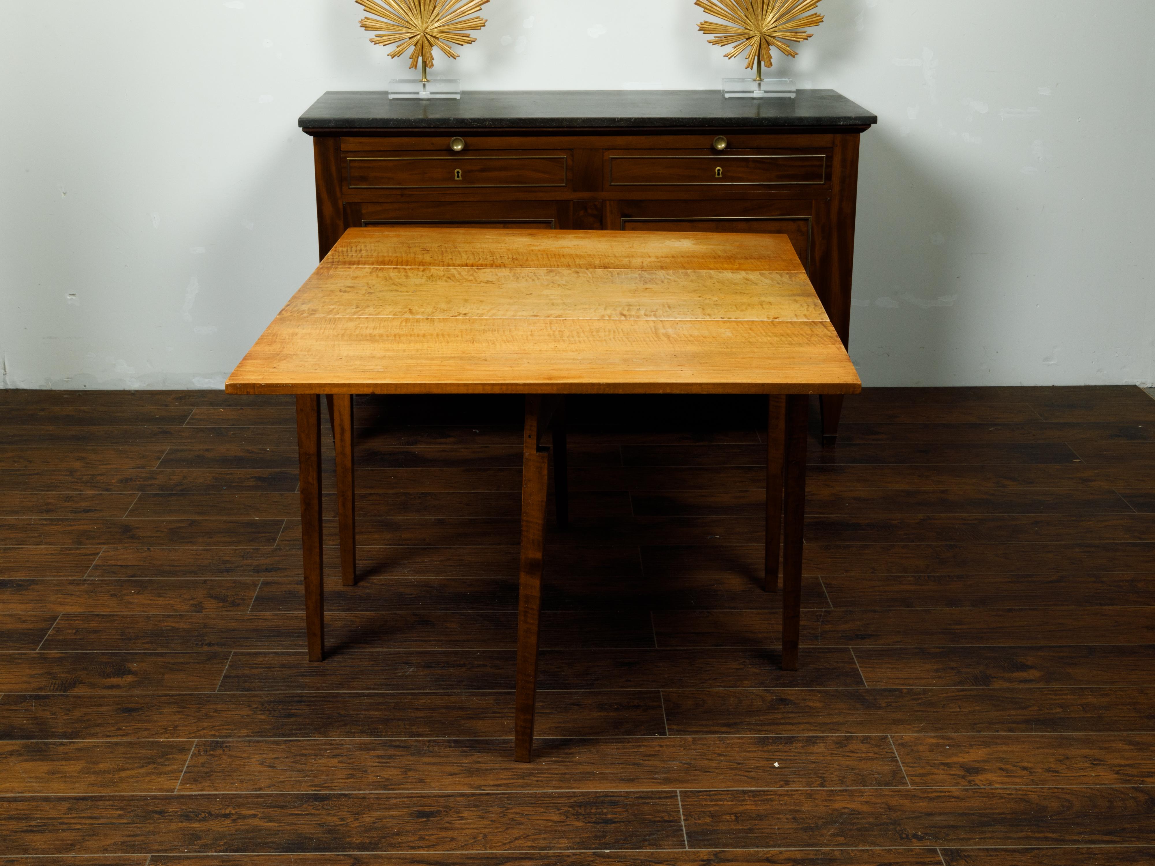 American 19th Century Maple Drop-Leaf Table with Tapered Legs For Sale 1