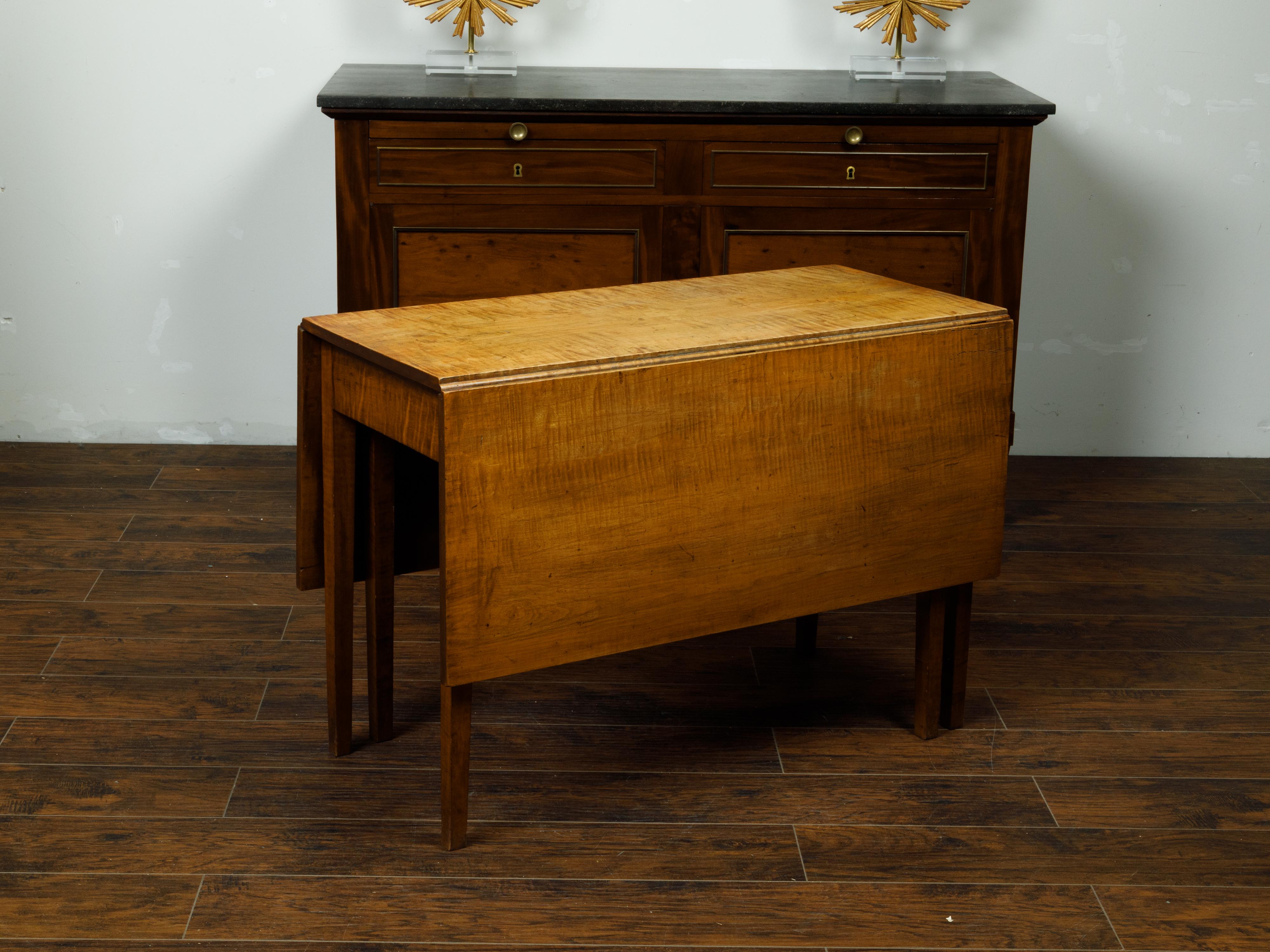 American 19th Century Maple Drop-Leaf Table with Tapered Legs For Sale 2