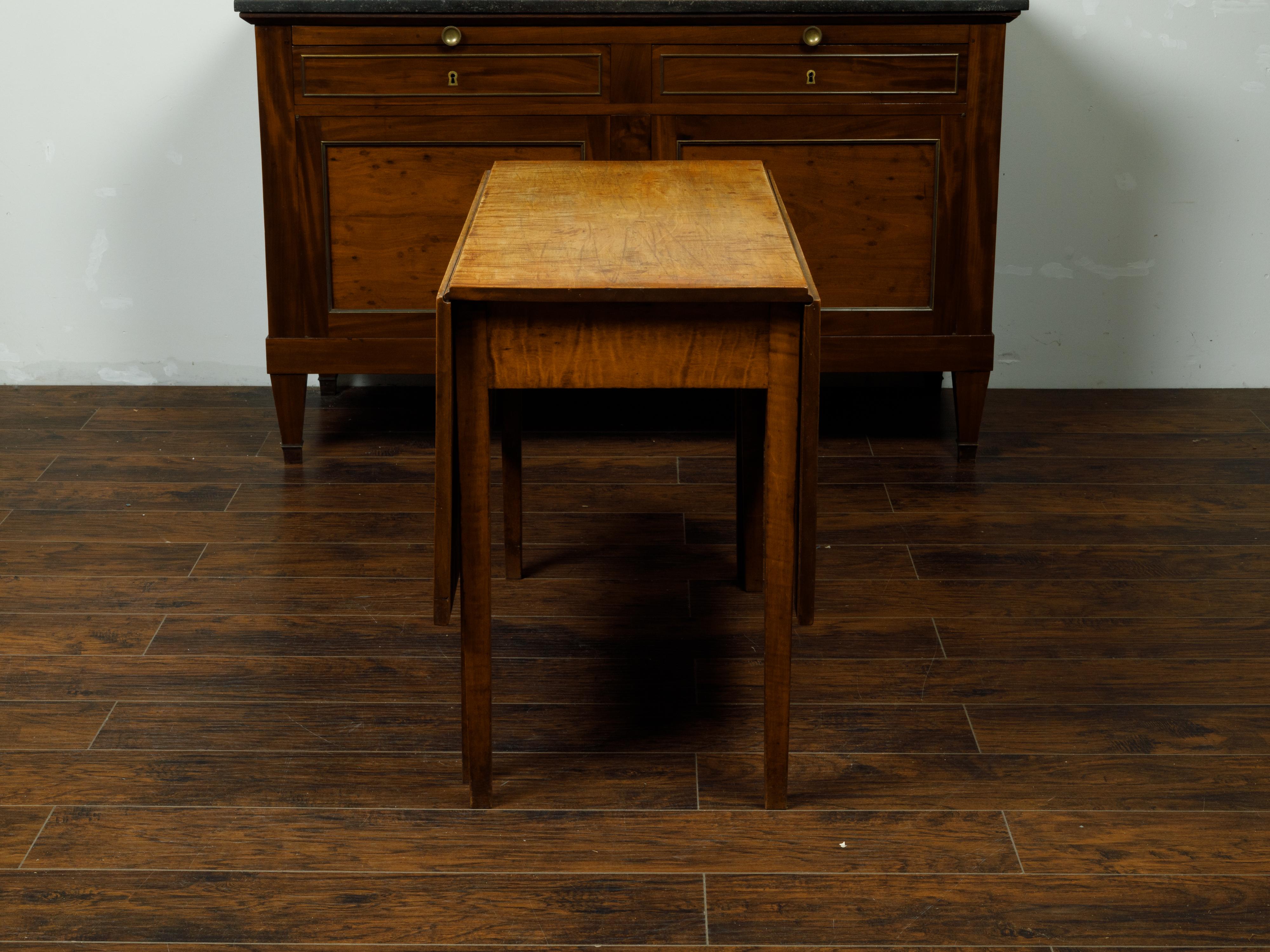 American 19th Century Maple Drop-Leaf Table with Tapered Legs For Sale 3