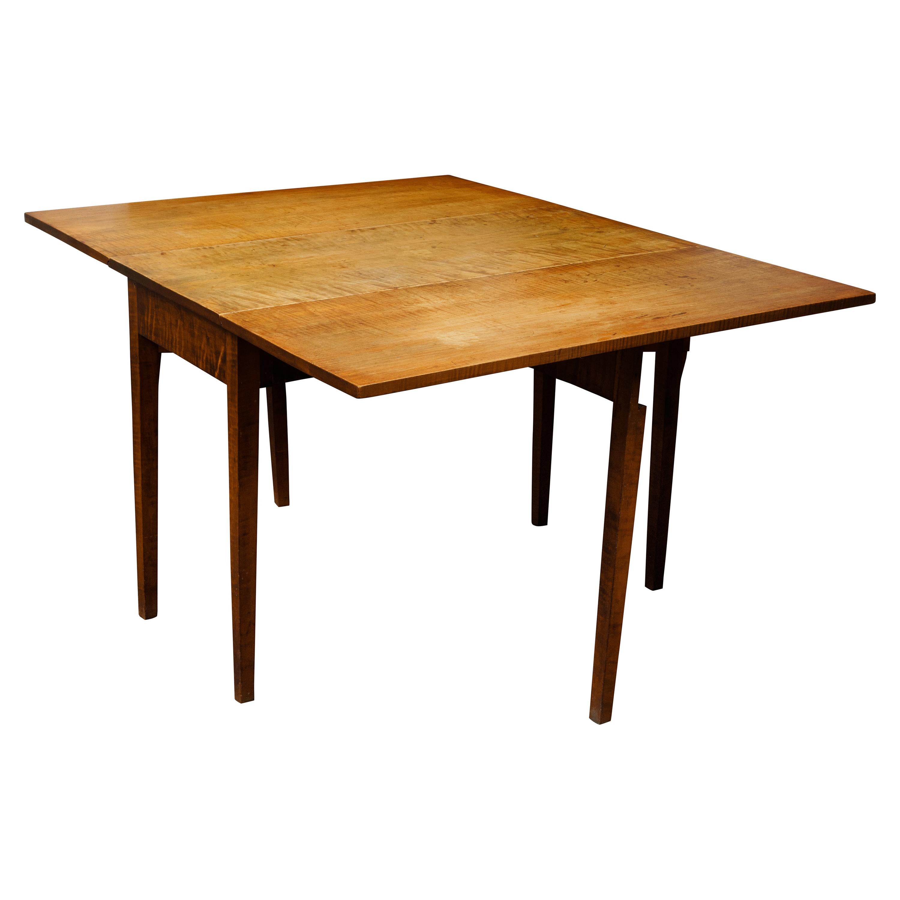 American 19th Century Maple Drop-Leaf Table with Tapered Legs For Sale