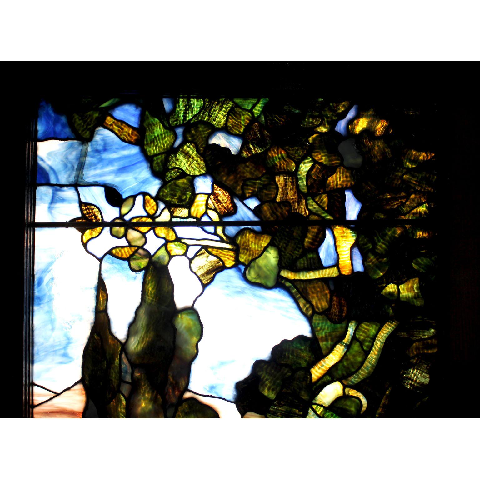 Panneau de vitrail américain du XIXe siècle représentant des moutons et des agneaux parmi des fleurs et des arbustes, à la manière de Louis Comfort Tiffany - Tiffany Studios, dans un cadre en chêne. En bas, on peut lire 