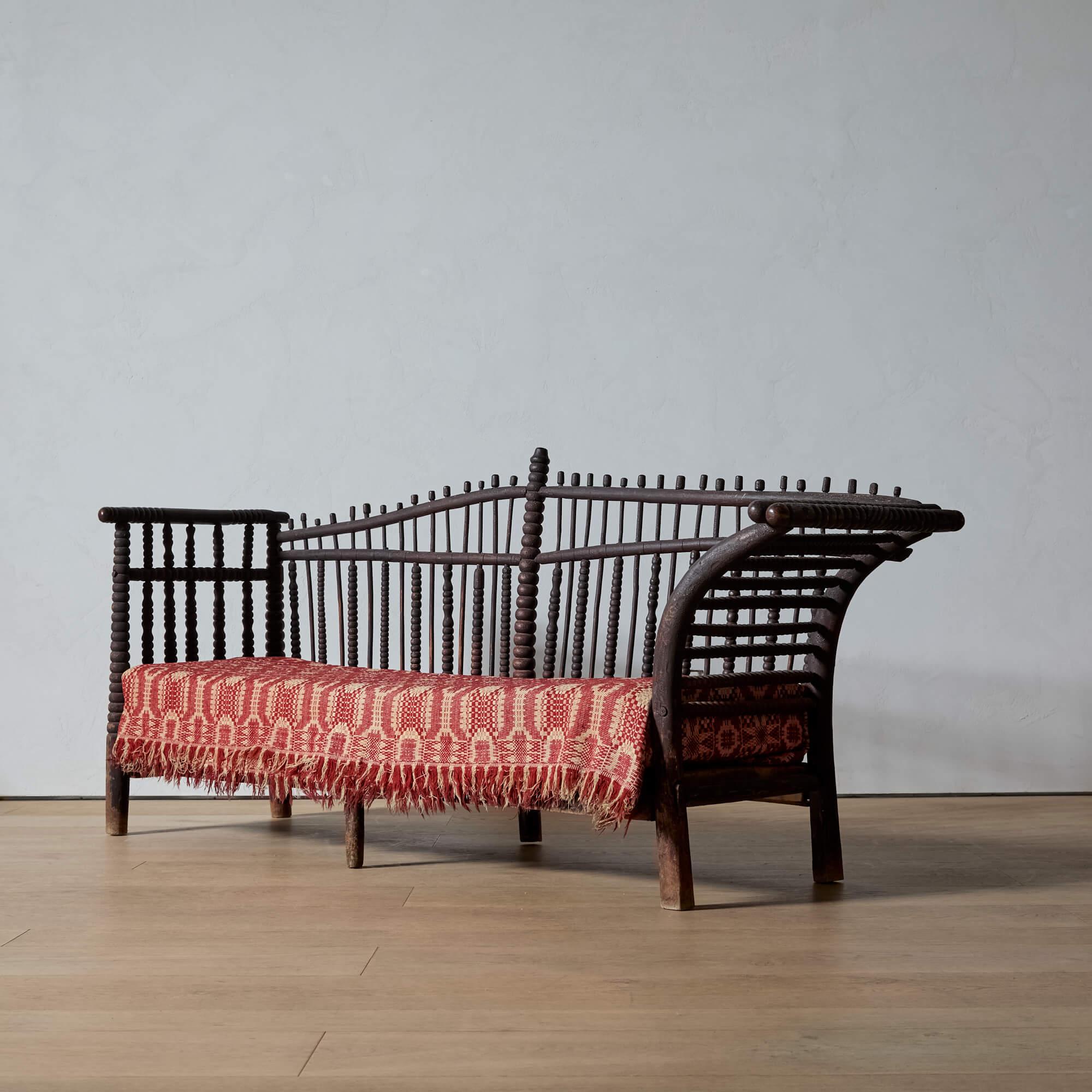 Banco americano de madera torneada del siglo XIX Arte popular en venta