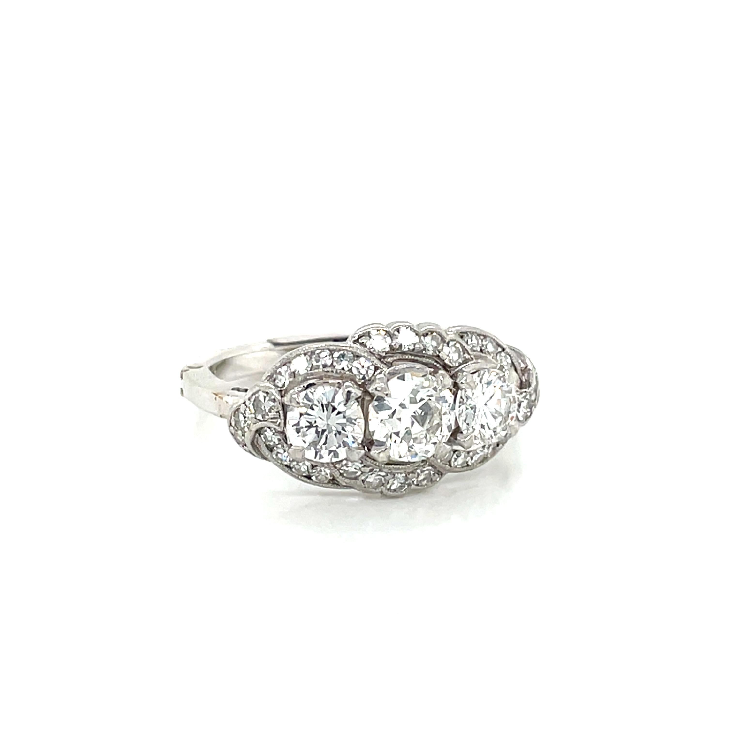Bague en platine triple diamant de style classique américain du 20e siècle Pour femmes en vente