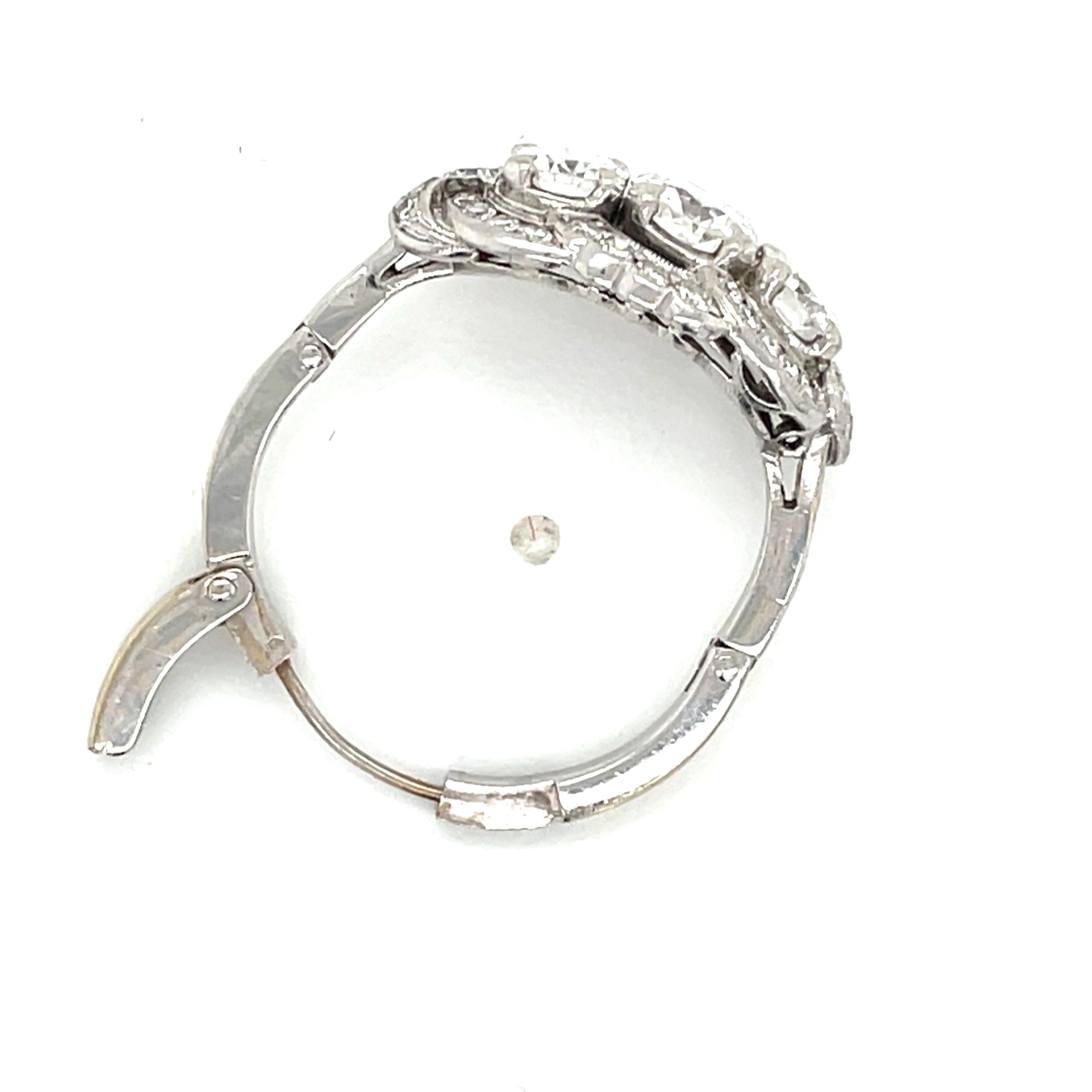 Bague en platine triple diamant de style classique américain du 20e siècle en vente 2