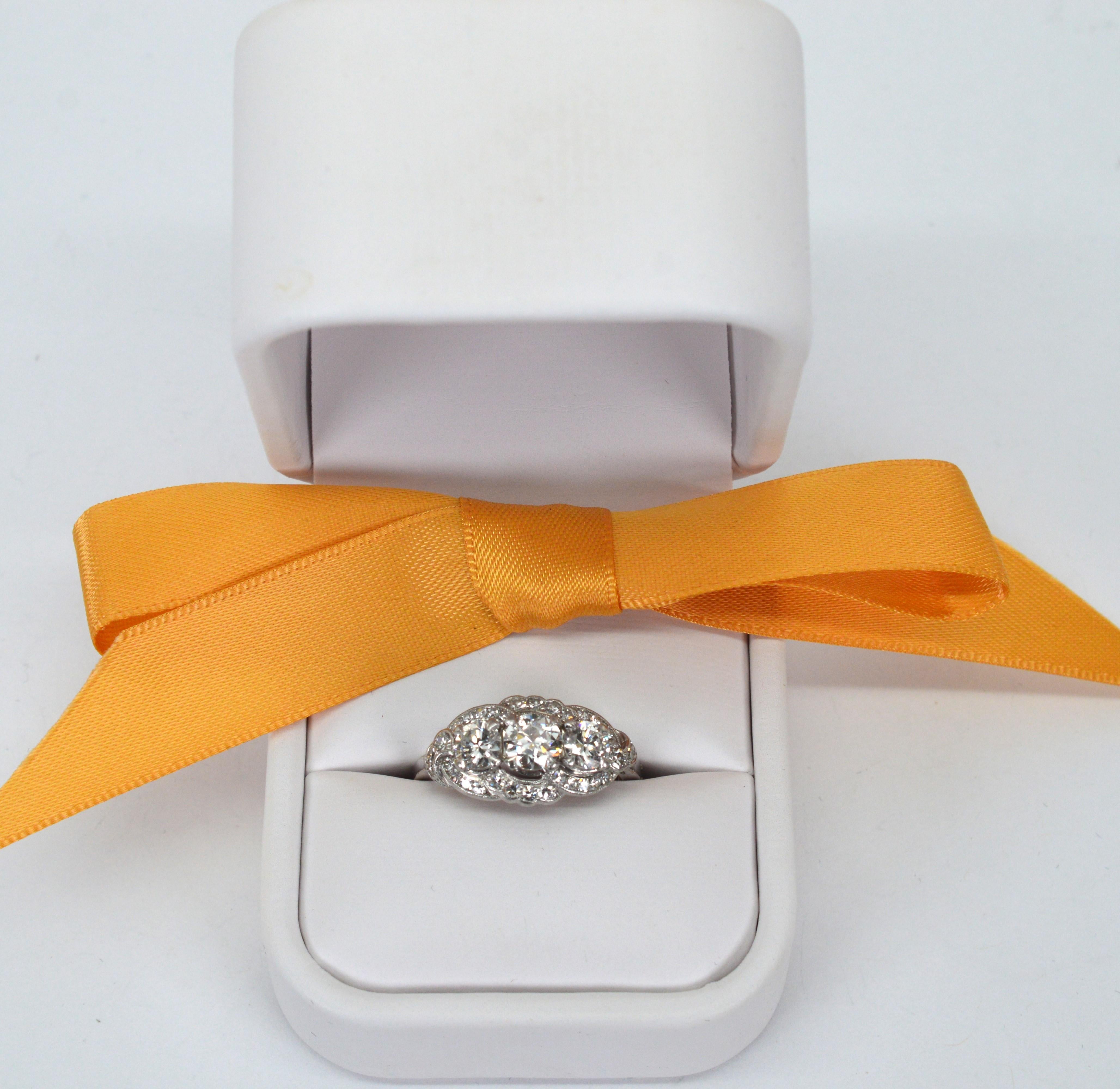 Bague en platine triple diamant de style classique américain du 20e siècle en vente 3