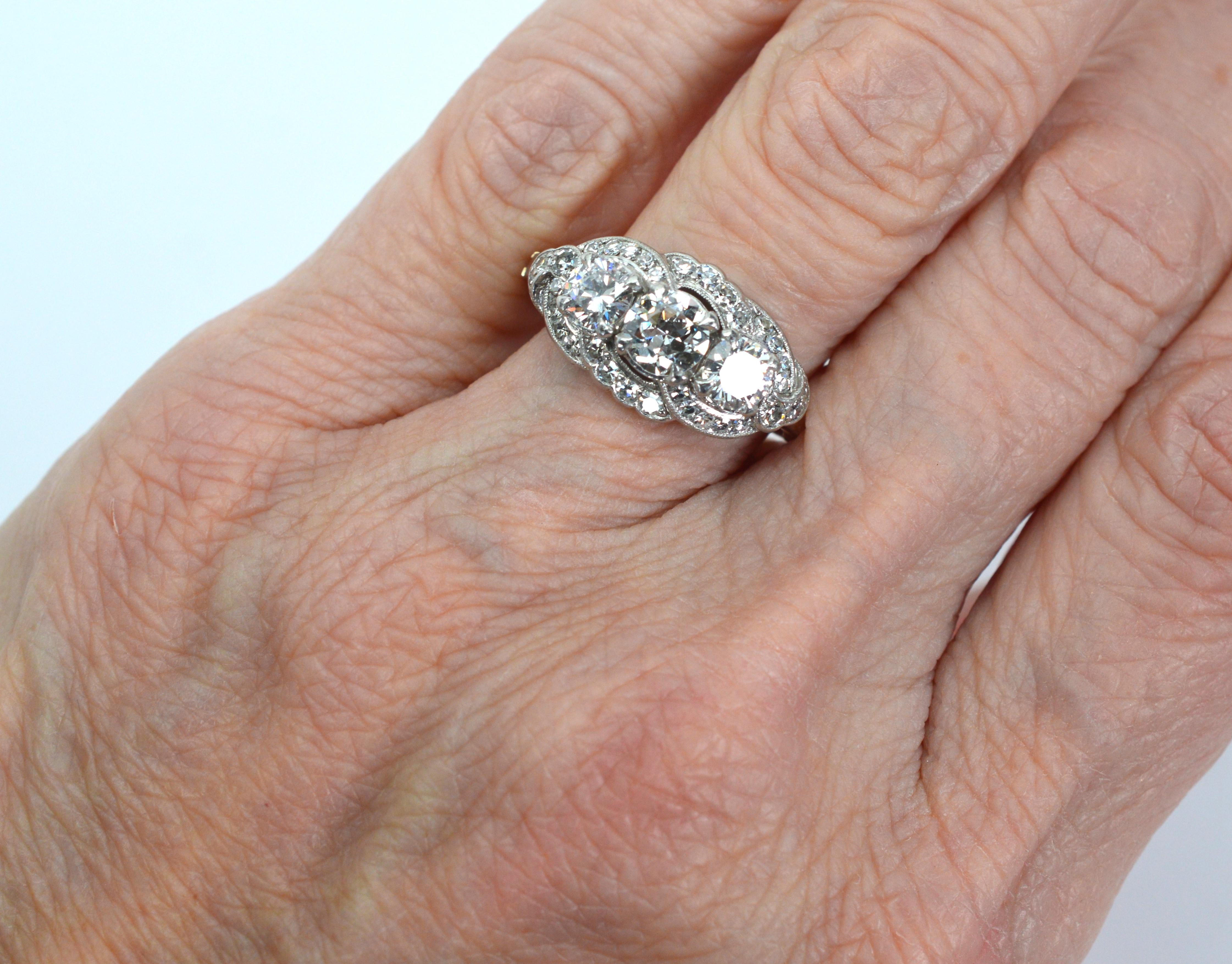 Taille ronde Bague en platine triple diamant de style classique américain du 20e siècle en vente