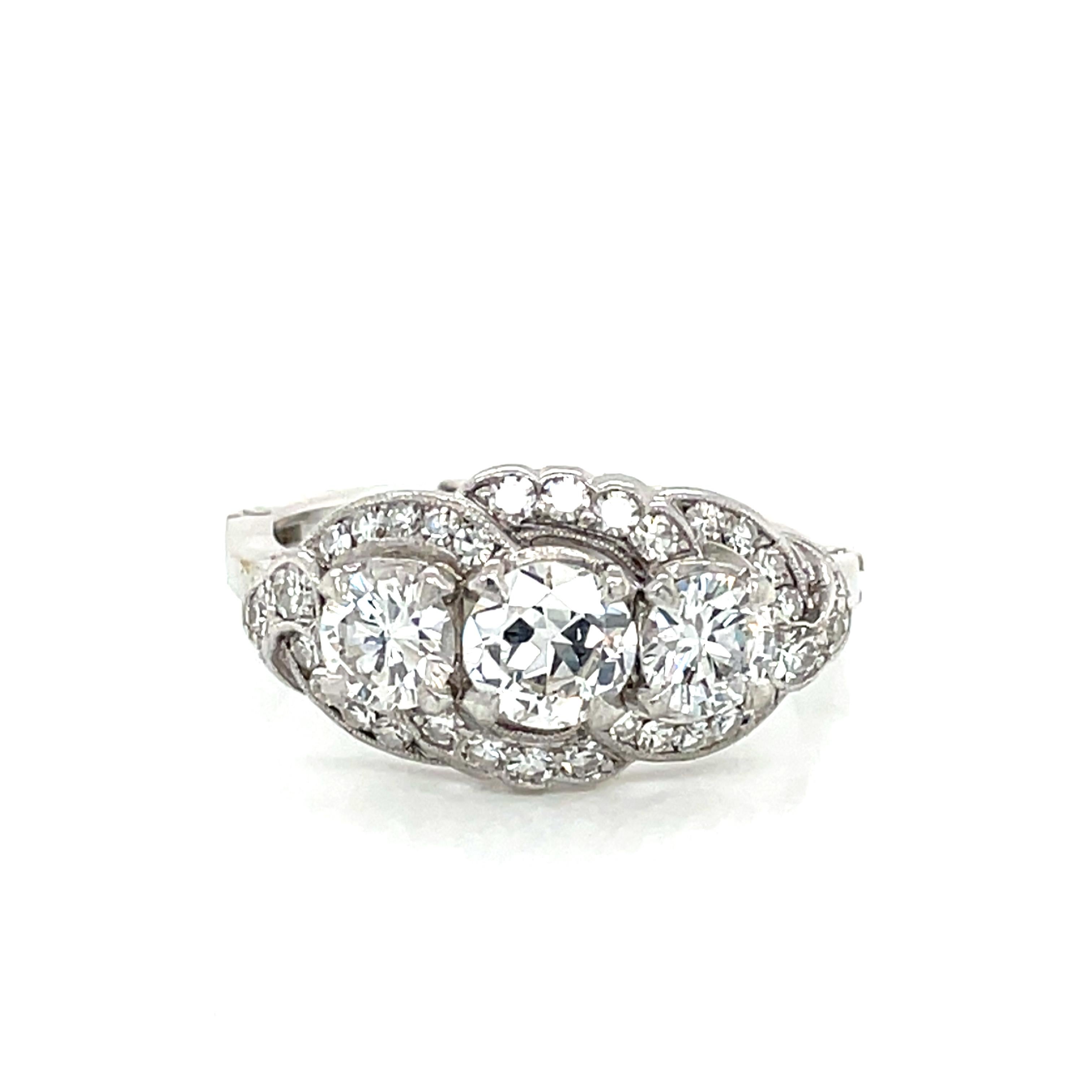 Les diamants sont à l'honneur sur cette magnifique bague à diamants de style antique American Classic.  Cette magnifique bague ancienne a plus de deux carats de diamants ronds facettés avec la pierre centrale de 0,60 ct, les deux côtés de 0,43 ct