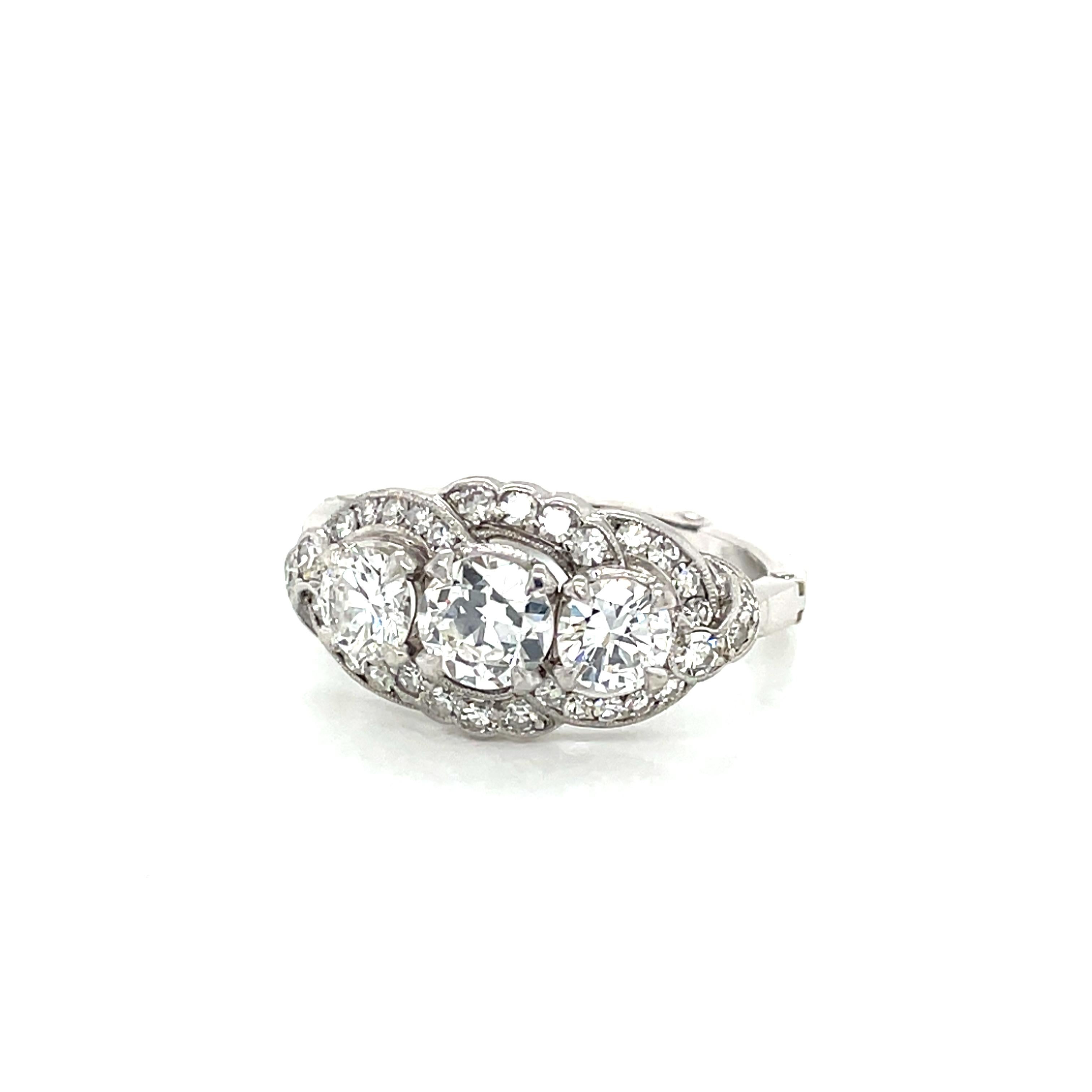 Bague en platine triple diamant de style classique américain du 20e siècle Bon état - En vente à Mount Kisco, NY