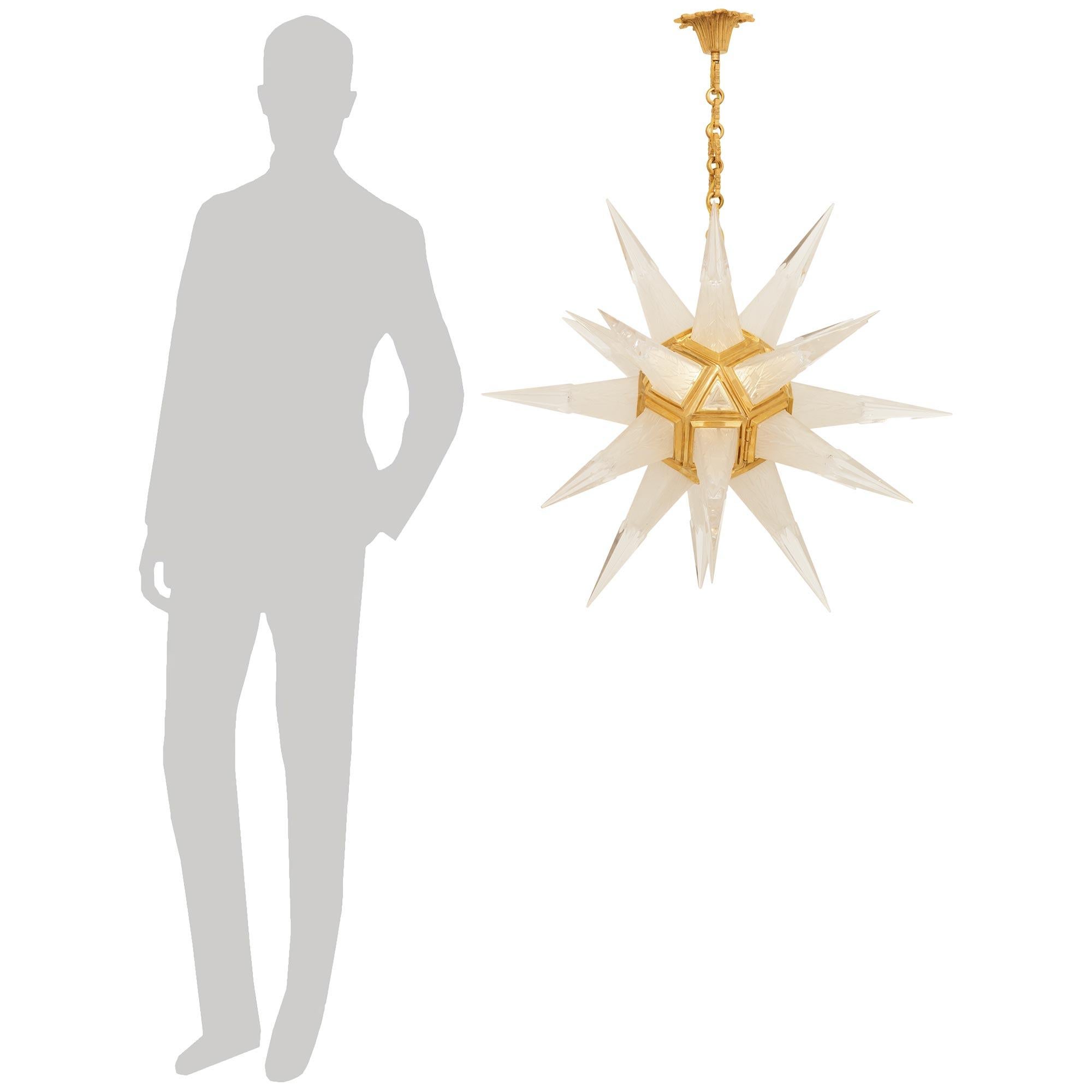 Un sorprendente e unico lampadario a sospensione in stile Art Déco americano del XX secolo, realizzato da Charles J. Weinstein. Ormolu e lampadario a sospensione in vetro, di Charles J. Weinstein, 1930 circa. Questo pendente davvero straordinario,