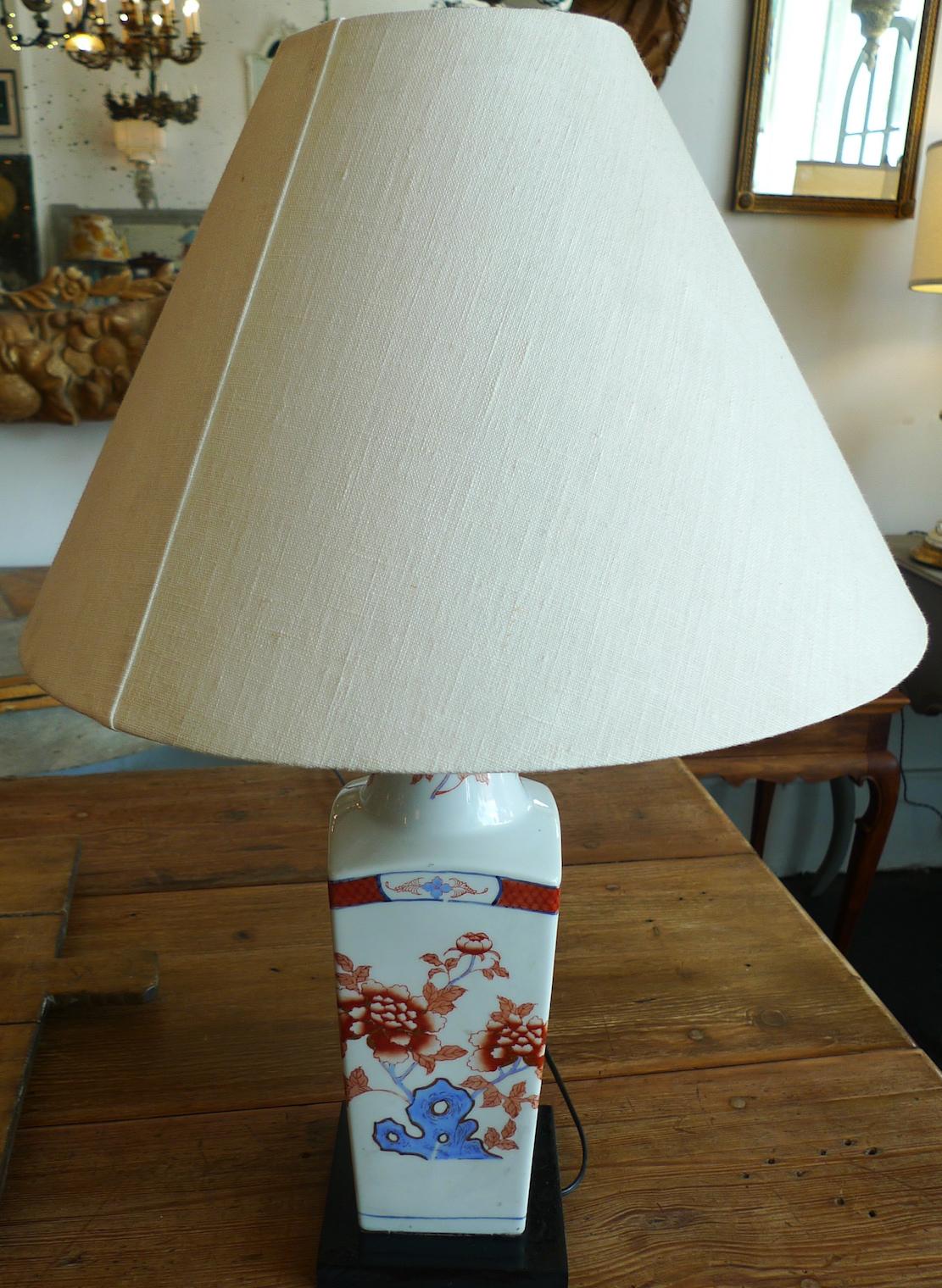 Vase américain en porcelaine peinte du 20ème siècle adapté à une lampe de bureau et à un abat-jour 6