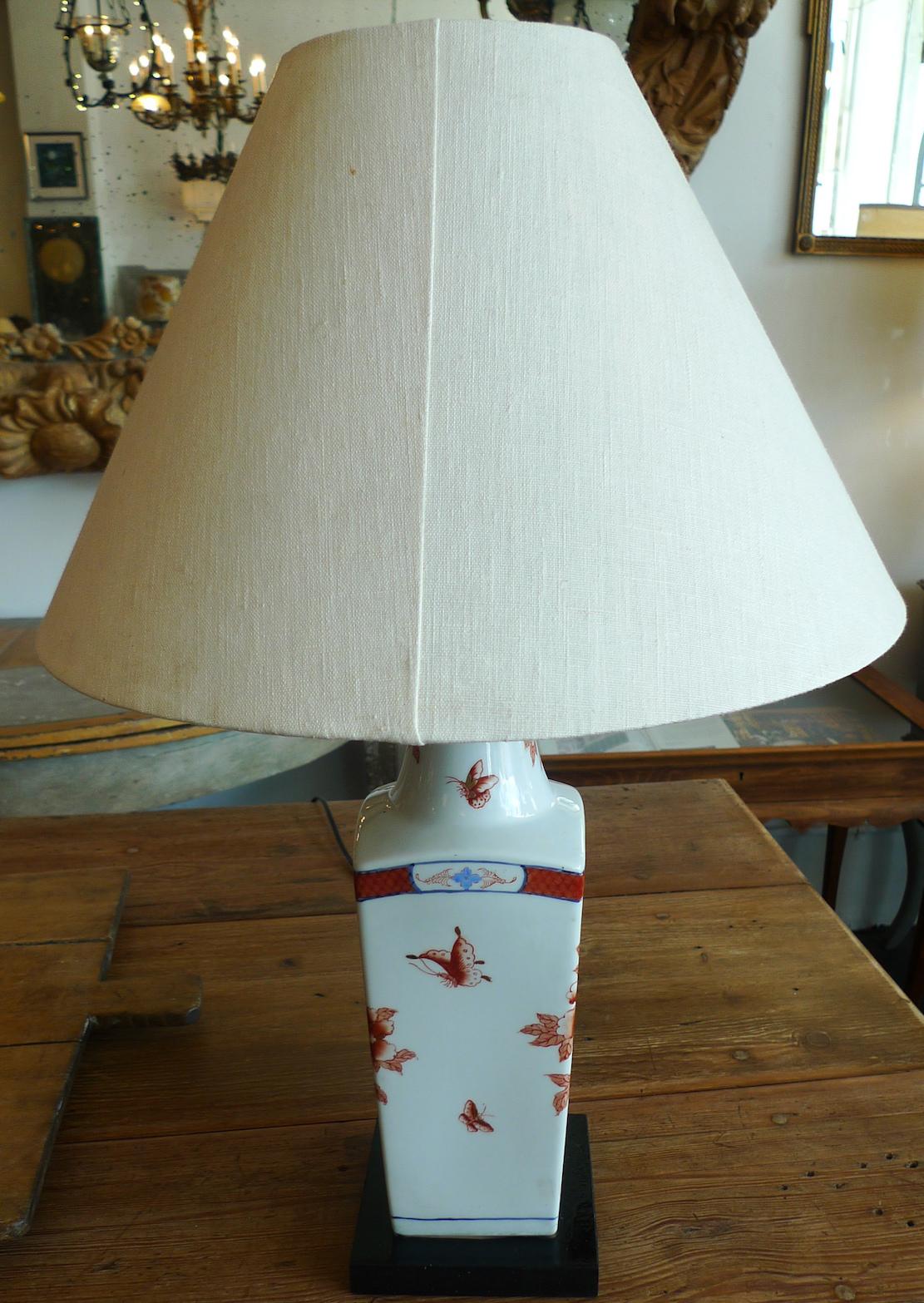 Vase américain en porcelaine peinte du 20e siècle adapté en lampe de table et abat-jour