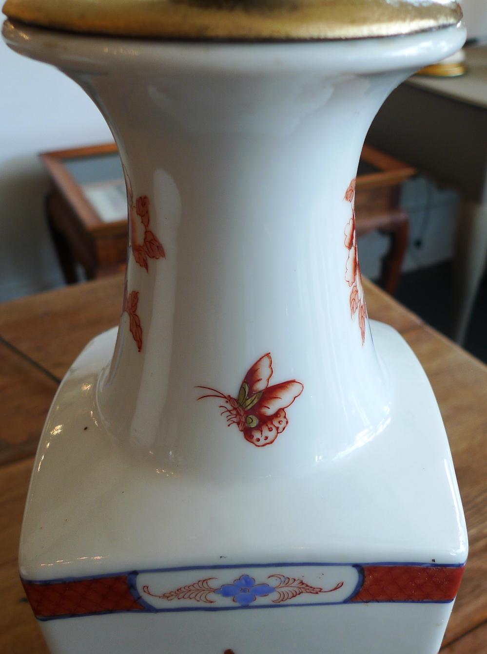 20ième siècle Vase américain en porcelaine peinte du 20ème siècle adapté à une lampe de bureau et à un abat-jour
