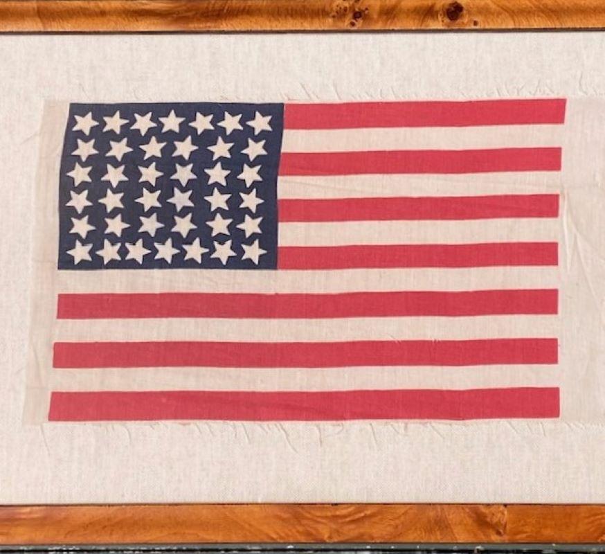 Ancien drapeau de parade américain à 38 étoiles, vers 1877, un petit drapeau de parade en lin finement tissé avec 38 étoiles dans un motif audacieux 