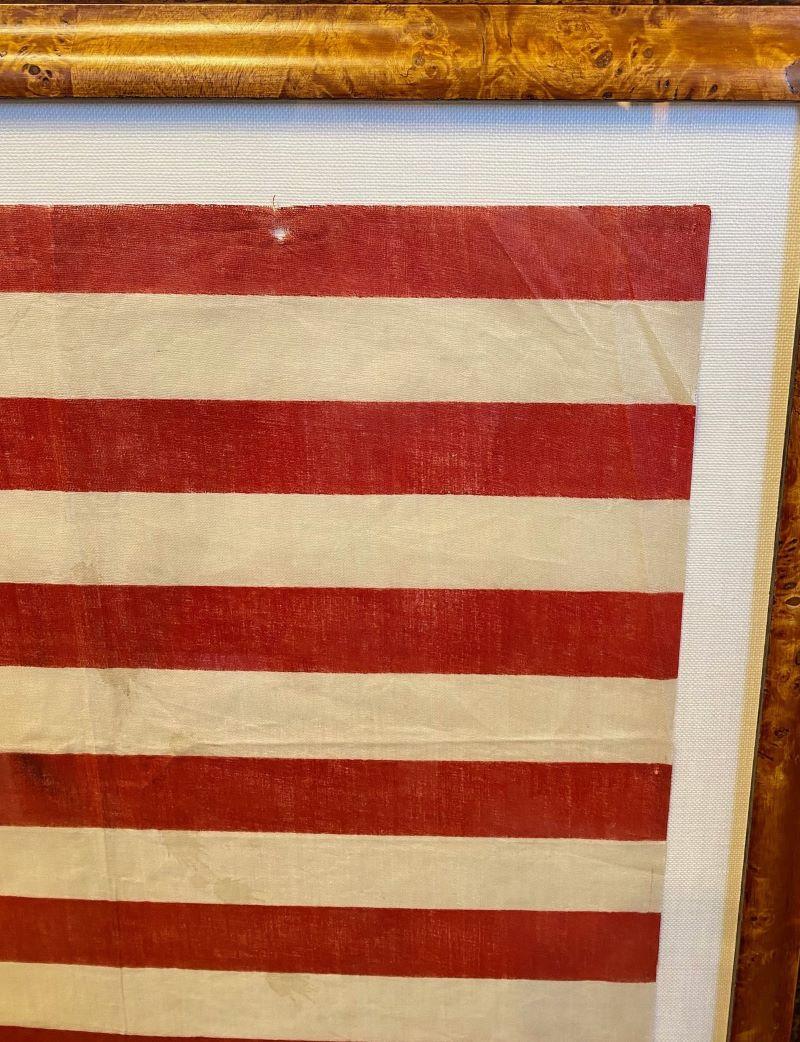 Antike amerikanische 45  Sternenflagge, um 1896, anlässlich der Aufnahme Utahs in die Union als 45. Staat im Jahr 1896. Diese Flagge war nur zwölf Jahre lang eine offizielle Flagge der Vereinigten Staaten. Dies ist eine bedruckte Käsetuchflagge mit