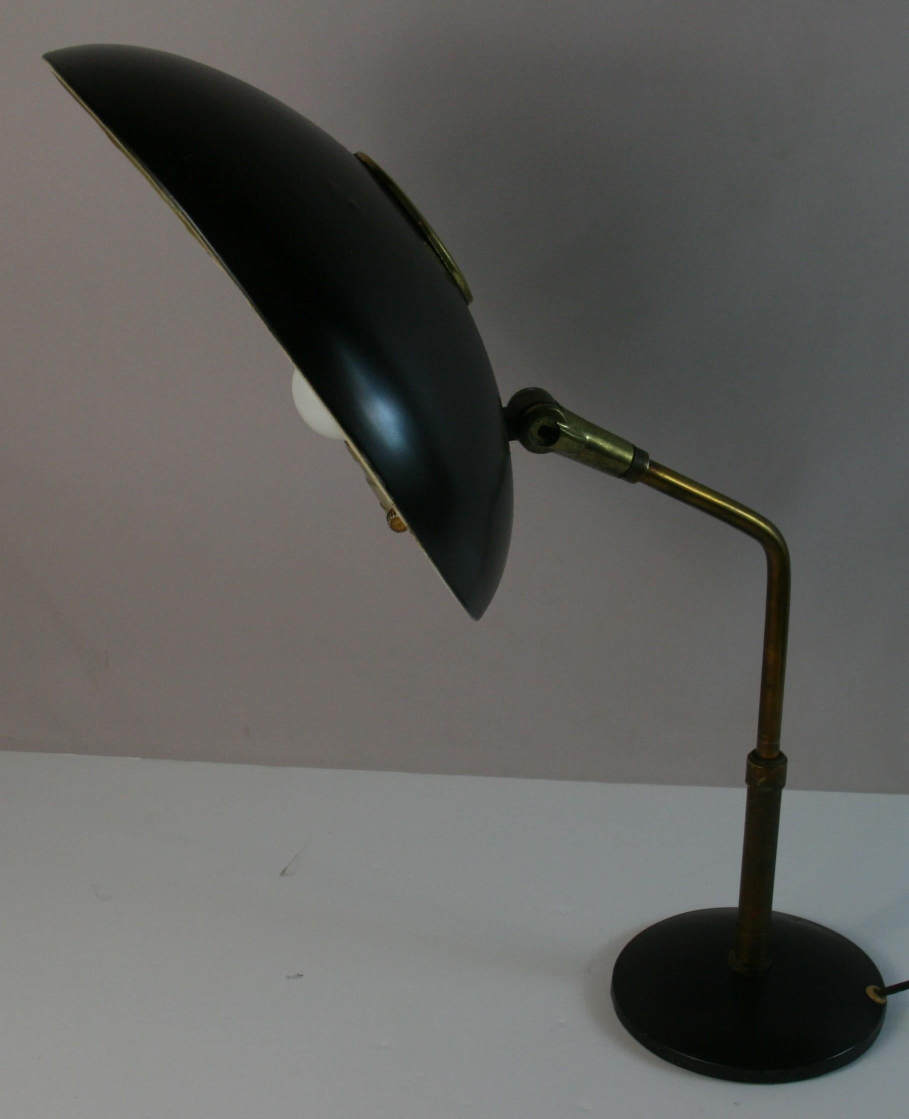 1679  Französisch   Schreibtischlampe  Der Farbton ist von rechts nach links und von oben nach unten verstellbar
Durchmesser des Lampenschirms: 13