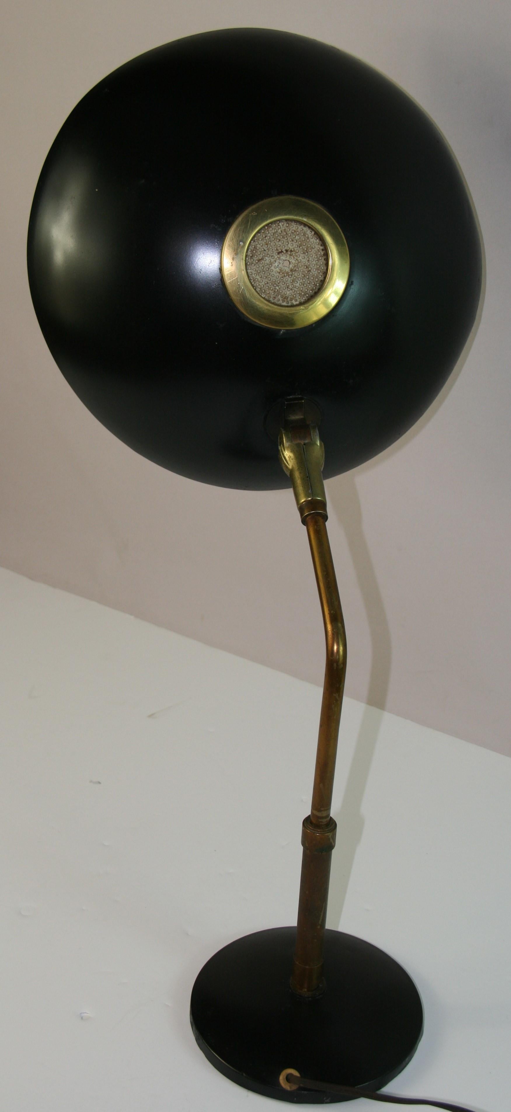 Vintage Französisch  Verstellbare Schreibtischleuchte, Messing, schwarz lackiertes Metall, 1950er Jahre im Zustand „Gut“ im Angebot in Douglas Manor, NY