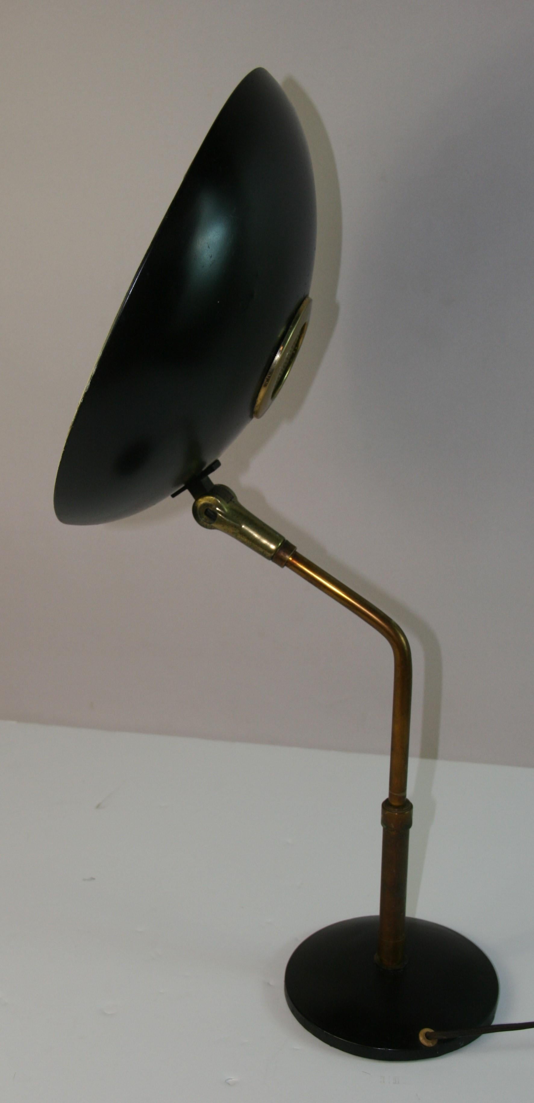 Vintage Französisch  Verstellbare Schreibtischleuchte, Messing, schwarz lackiertes Metall, 1950er Jahre (Mitte des 20. Jahrhunderts) im Angebot