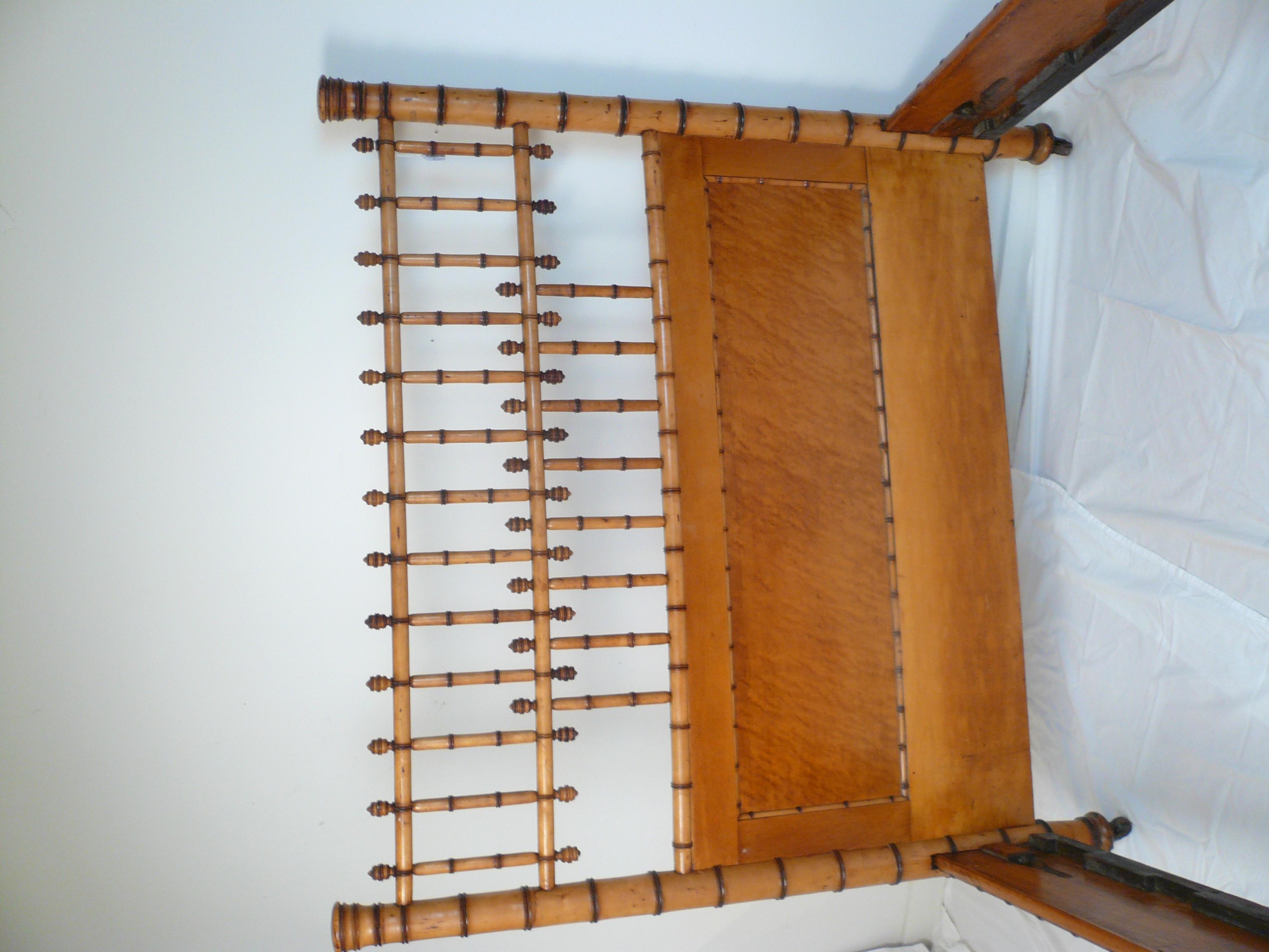 Amerikanisches Bett aus Ahorn mit Vogelaugenahorn und Kunstbambus, Ästhetizismus im Zustand „Gut“ im Angebot in Pittsburgh, PA