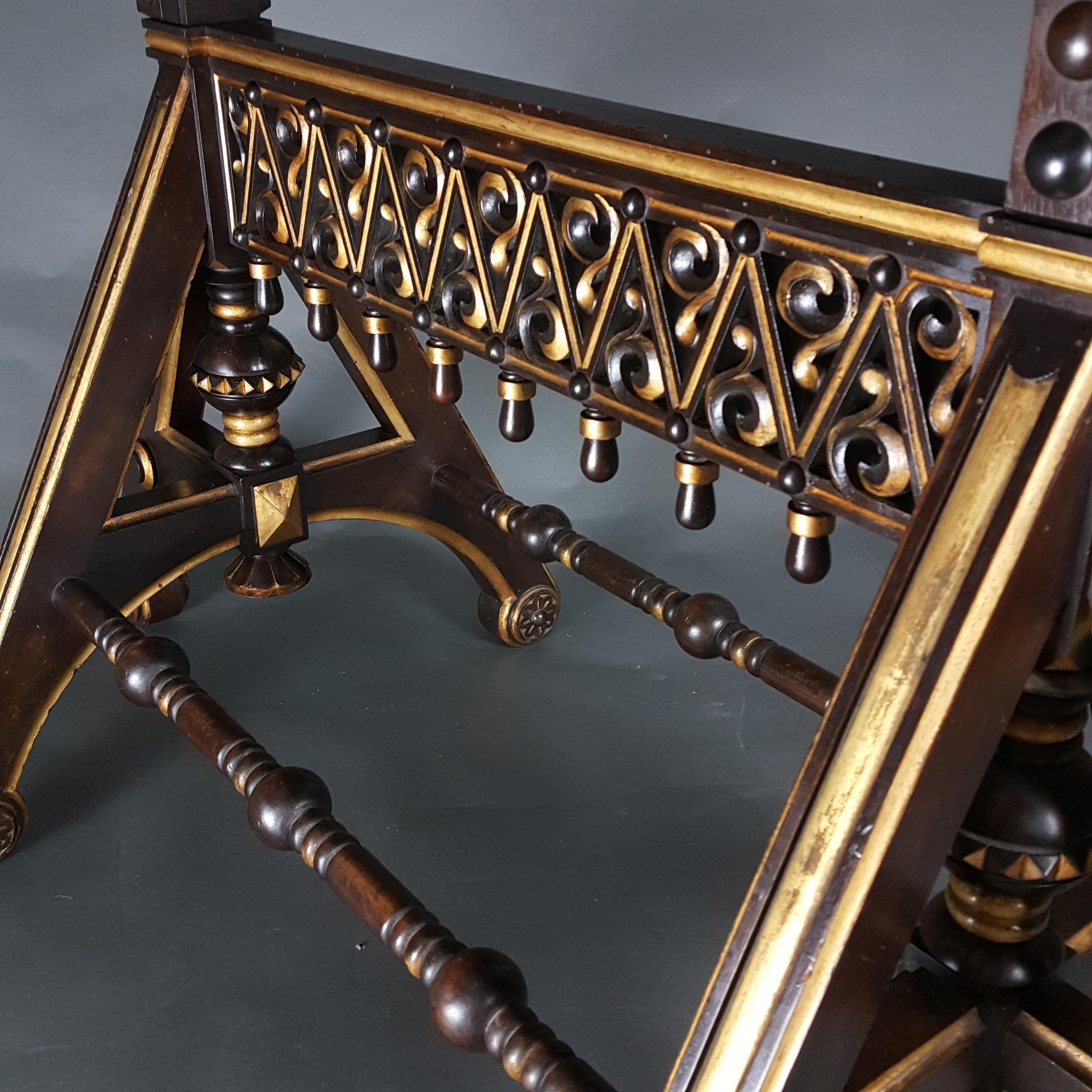 Remarquable mouvement esthétique américain ou gothique moderne ébonisé et doré  table avec plateau en verre inséré dans une plaque noire d'origine datant du Gilded Age circa 1875. La table ne porte pas de cachet de fabricant, mais la qualité et le