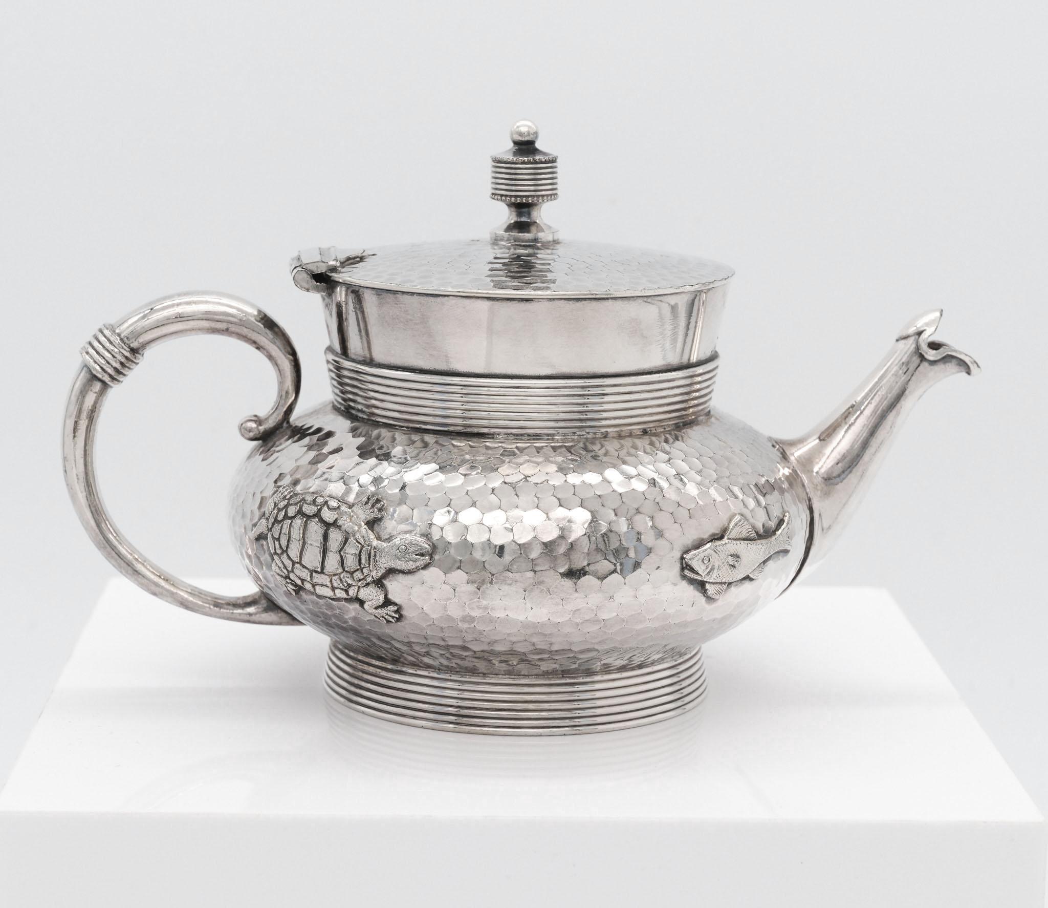 Juego de té chapado en plata del American Aesthetic Movement, Meriden B Company. Alrededor de 1880.

Este alegre juego consta de una tetera pequeña, una lechera con el interior dorado y un azucarero con tapa. Muestra varios insectos, pájaros,