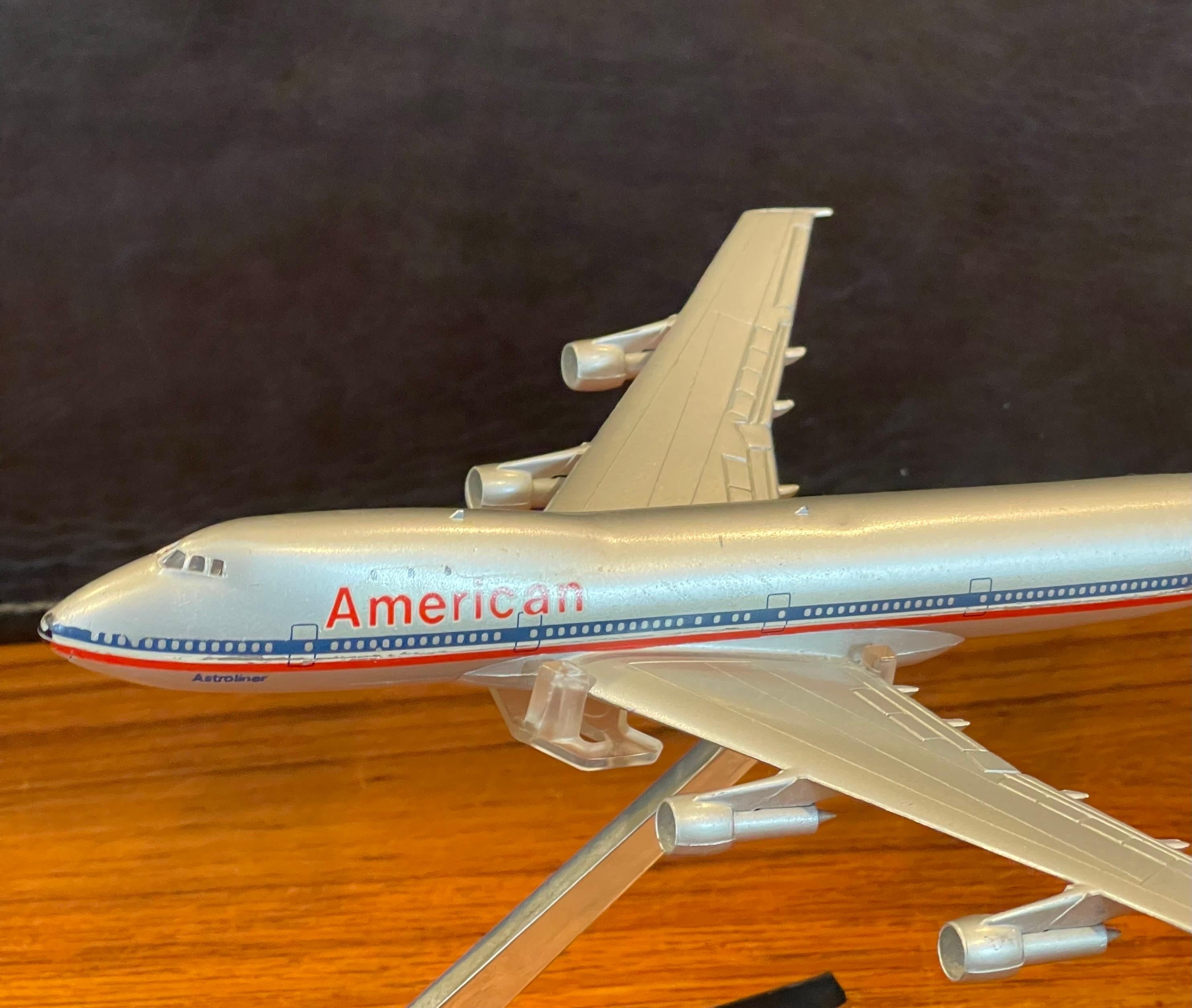 American Airlines Boeing 747 Jumbo Jetliner / Airplane Contractor Desk Model For Sale 4